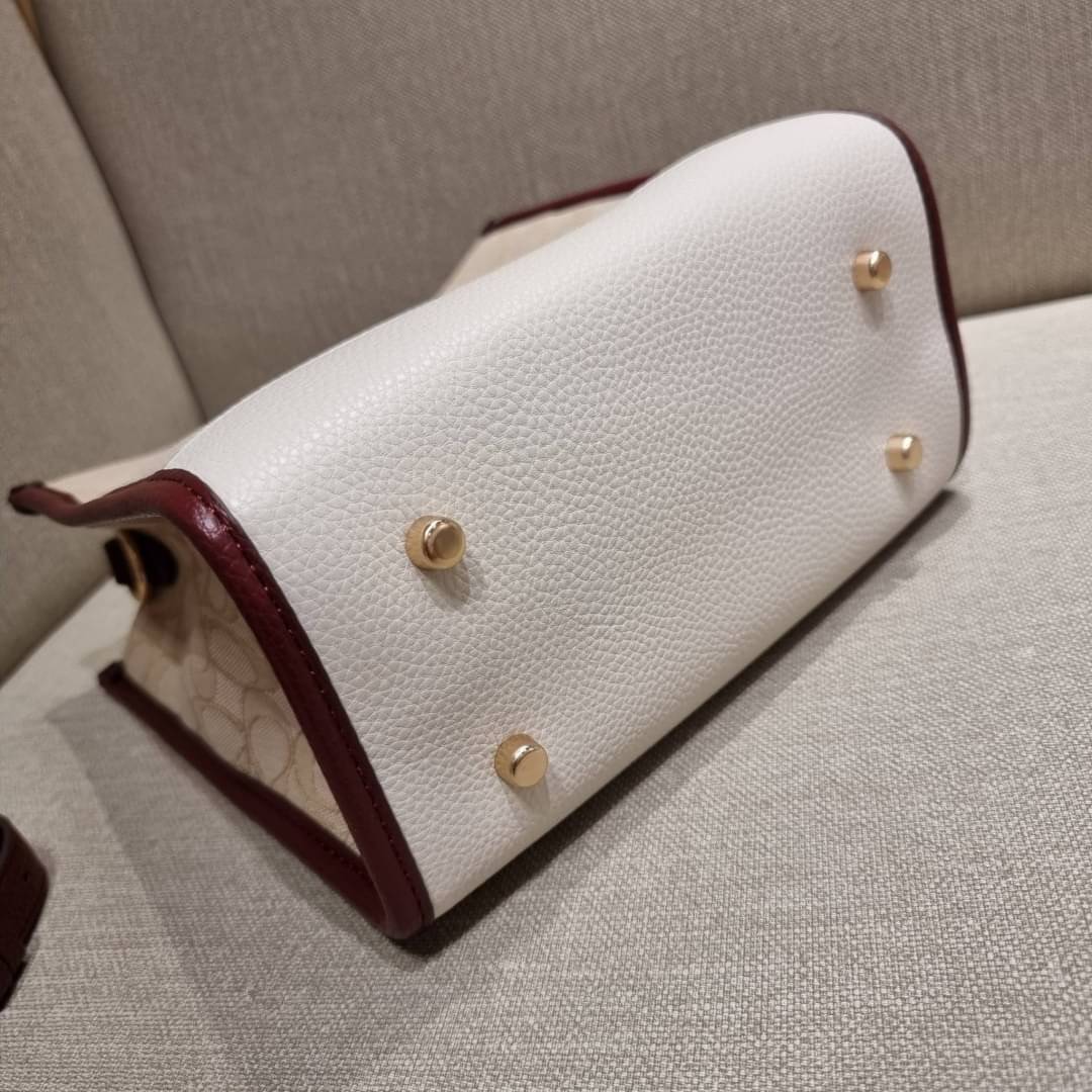 COACH C7083 DEMPSEY TOTE 22 IN SIGNATURE JACQUARD WITH STRIPE AND COACH PATCH คอลเลคชั่นใหม่ สีที่สาวๆรอคอย สวยคม ละมุนและมีความหรูในตัว กับกระเป๋าทรงโท้ท ไซส์กำลังสวย น่ารักน่าใช้ ฟังก์ชั่นการใช้งานสะดวกที่สุด มีทั้งสายคล้องในตัว และสายครอสบอดี้ วัสดุผ้า