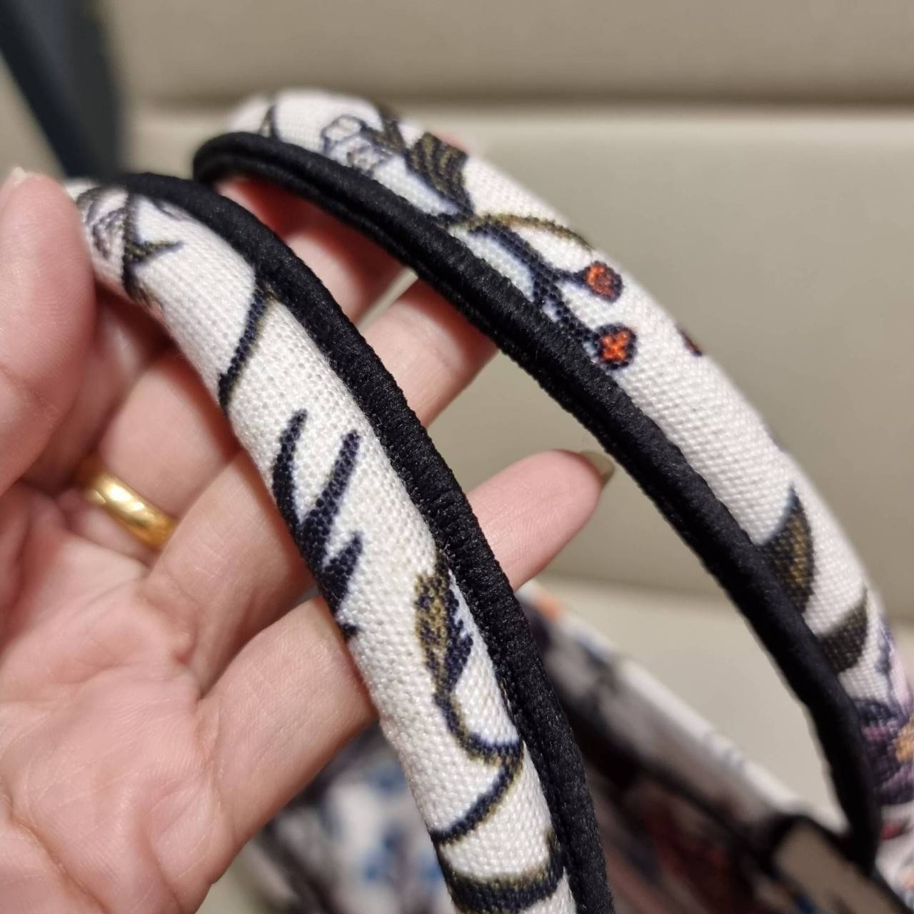 VIP 】HOT ARRIVAL!! DIOR CD SHOPPING BAG WITH GWP กระเป๋าทรงช้อปปิ้งใบใหญ่ จุใจ!! พรีเมี่ยมกิ๊ฟรุ่นดับเบิ้ลฮอต ดีไซน์คลาสสิควินเทจ สวยหรู วัสดุผ้าแคนวาสลายกราฟฟิค ภายในโล่งกว้างมากๆ ใส่ของจุสุดๆ โน้ตบุ้ค ไอแพด กระเป๋าสตางค์ มือถือ หรือเสื้อผ้ายังได้ สะพายค