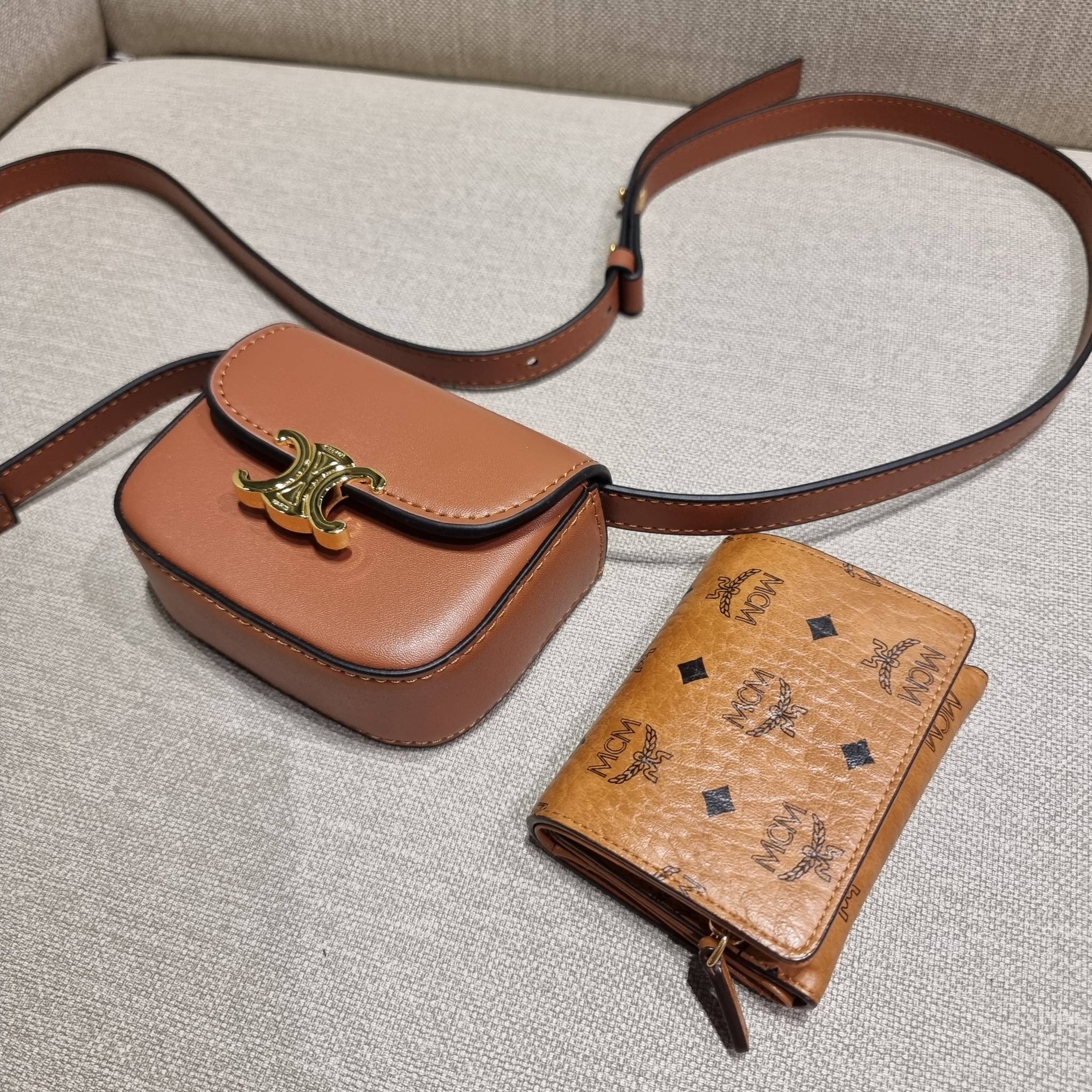 CELINE TRIOMPHE MINI BAG แรร์ไอเท็ม สีลิมิเต็ดในไซส์มินิ กับกระเป๋าสะพายที่เล็กแต่ปังมาก!! ดีเทลเรียบแต่หรู วัสดุหนังแท้ สีคลาสสิค เปิด-ปิดด้วยกระดุมแน่นหนา ภายในเป็นช่องโล่ง สายสะพายถอดได้ ปรับได้ตามชอบ ใบนี้สามารถใส่บัตร ใส่ธนบัตรได้ พกเป็นกระเป๋าสตางค์