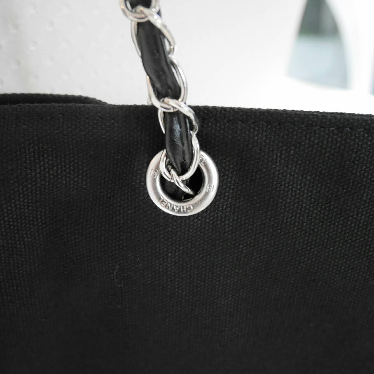 New Arrival!! พร้อมส่งที่ไทย ตามคำเรียกร้อง CHANEL VIP CANVAS TOTE BEAUTY GIFT TOTE CANVAS SILVER HARDWARE CHAIN STRAPS วัสดุทำจาก #ผ้าแคนวาสหนา บุด้วยผ้าซับอีกชั้น ด้านหน้ามีโลโก้แบรนด์ ตรงอะไหล่ปั้มแบรนด์ทุกจุด ตัวสายทำจากโซ่ เรียบ หรู ดูดี ใส่ของได้เยอ