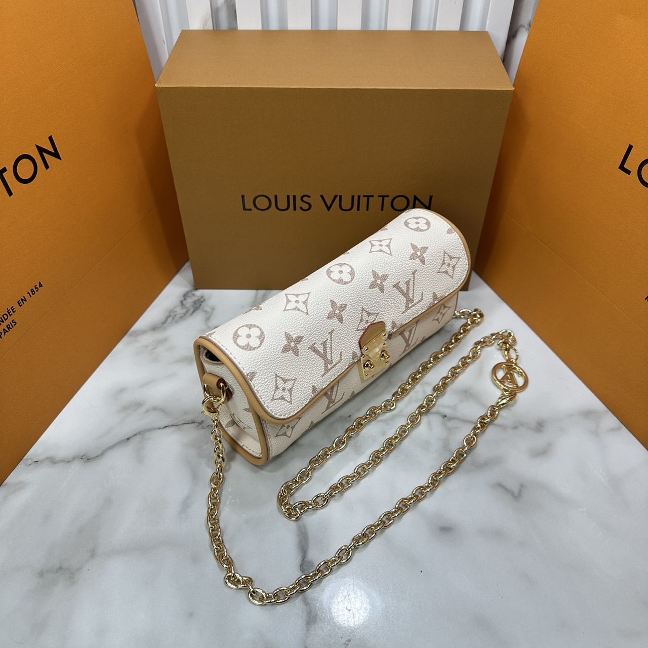 ORI หนังแท้ | LV Pochette Camille bag Monogram Dune Canvas กระเป๋าสะพายทรงพอส สายโซ่สีทองสวยงามหรูหรา ตกแต่งตัวล็อกแบบ S lock สีทองเข้ากันลงตัวกับสายโซ่ถอดได้