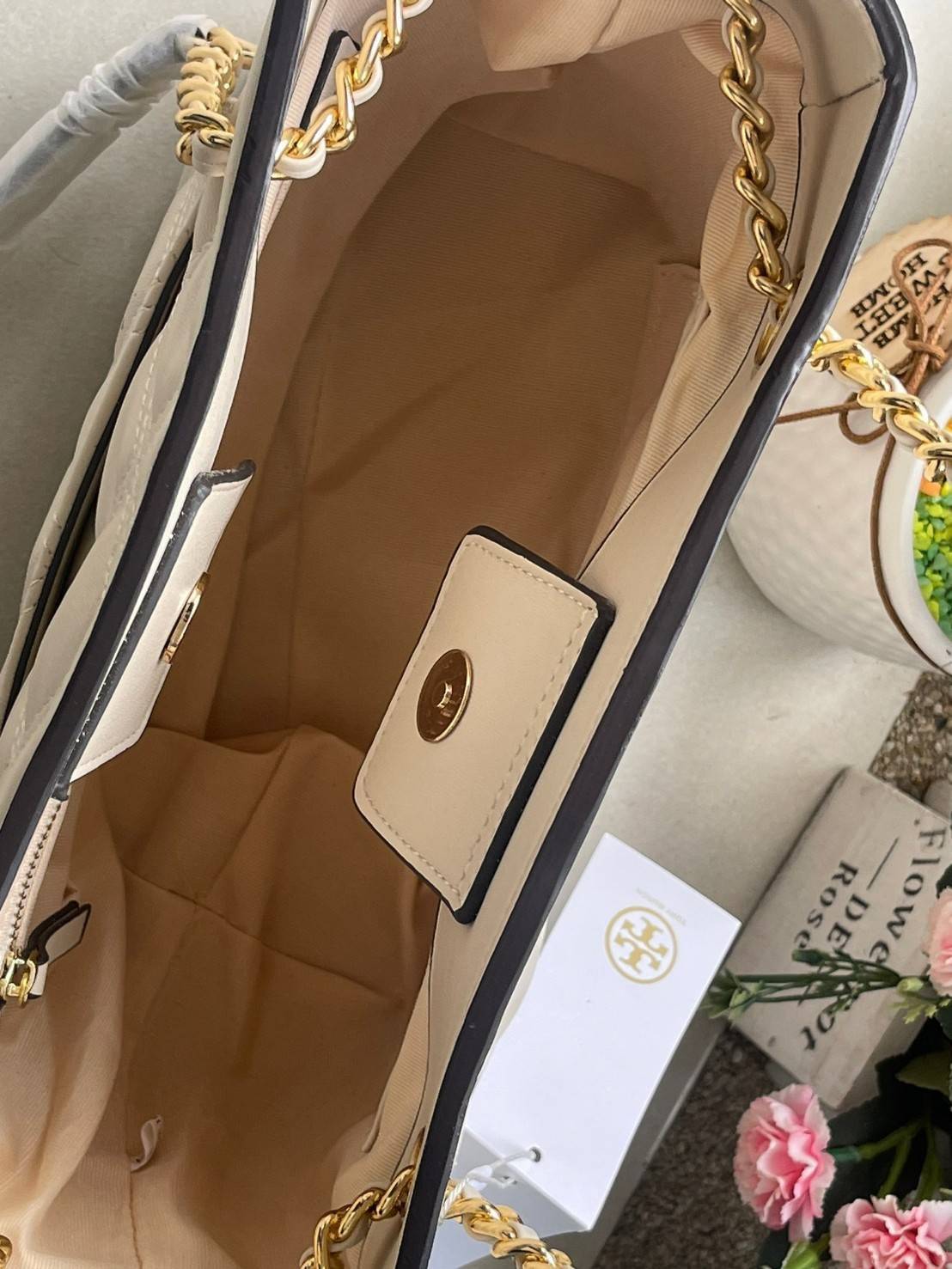 Tory Burch Fleming Soft Small Tote Bag เป็นกระเป๋าสะพายไหล่น่ารัก ๆ สักใบที่มีดีไซน์โดดเด่น สะดุดตา ใน Collection เรียกได้ว่าขายดีอันดับต้น ๆ ของแบรนด์ ใช้ได้ในลุคช์ทางการและกึ่งทางการ ดีเทลการตัดเย็บพิมพ์ลายนูนคู่กับแพทเทิร์นสี่เหลี่ยมทรงเพชร ที่ช่วยเพิ่