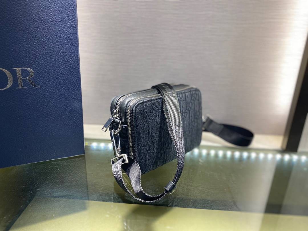 หนังแท้ DIOR POUCH WITH SHOULDER STRAP Oblique Jacquard พร้อมส่งที่ไทย งานหนังแท้และผ้าแจ็คการ์ดออริจินอล ภาพสินค้าถ่ายจากงานขายจริง ใช้งานต่างประเทศได้