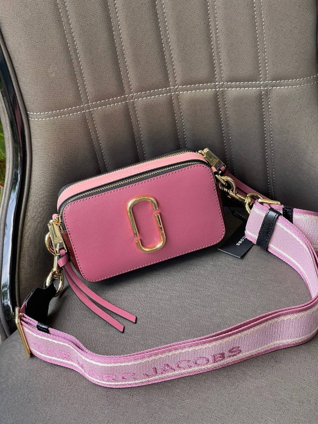 Marc Jacobs Snapshot Bag กระเป๋าแบรนด์ดังจากสัญชาติอเมริกัน นับได้ว่ารุ่นนี้เป็นรุ่นทรงฮิตเลยทีเดียว โดยด้านหน้ากระเป๋าจะเป็นโลโก้แบบโลหะที่เป็นสัญลักษณ์ของแบรนด์นี้ มาพร้อมสายสะพายที่จะสะพายยังไงก็ดูโดดเด่น เพราะขนาดใหญ่ที่สกรีนตัวอักษรโลโก้ ในรูปแบบต่าง