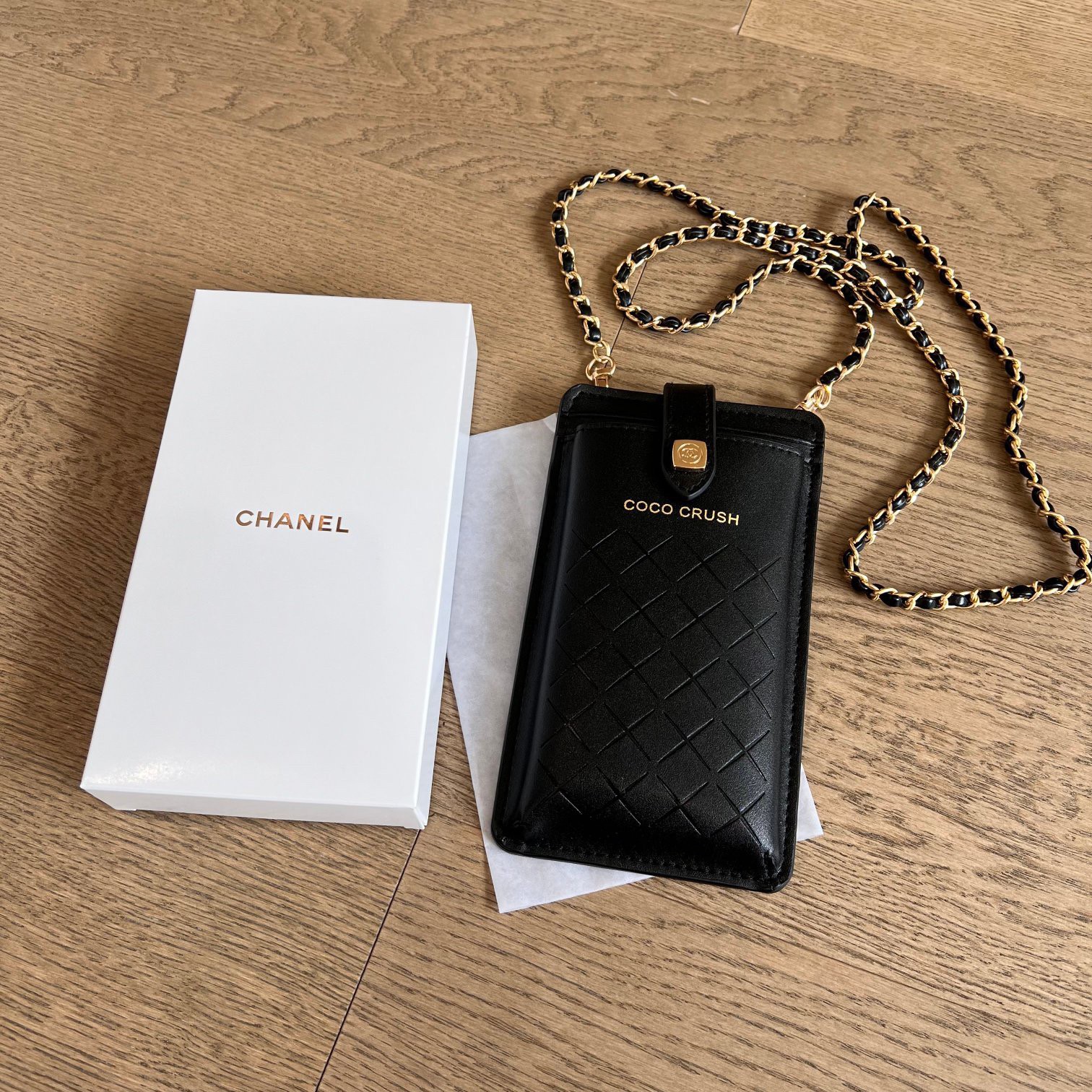 ด่วนมีจำกัด!! CHANEL COCO SMARTPHONE CASE AND CROSSBODY BAG กระเป๋าใส่มือถือ ใส่บัตร ที่มาพร้อมสายสะพายสวยหรู ตัวหนังนิ่ม ขนาดกำลังน่ารัก