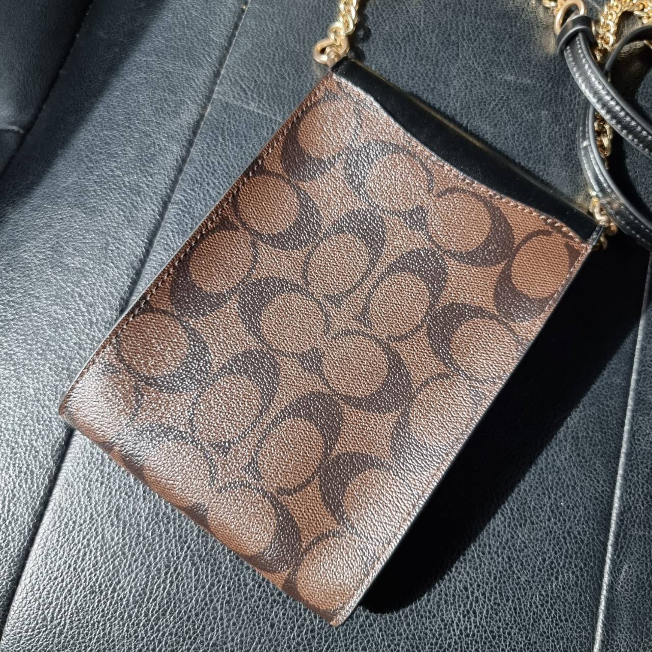 COACH 3051 RACHEL PHONE CROSSBODY IN SIGNATURE CANVAS HOT ITEM!! กระเป๋าสะพาย case phone ต้องมา ให้คุณพกพา gadget ล้ำไปได้ทุกที่ ใส่โทรศัพท์มือถือได้ทุกรุ่น ดีไซน์ใหญ่กว่าเดิม และยังมีช่องเก็บบัตรให้เพิ่มไปอีก ดีไซน์ลายซีคลาสสิค วัสดุหนังแคนวาส เปิด-ปิดด้