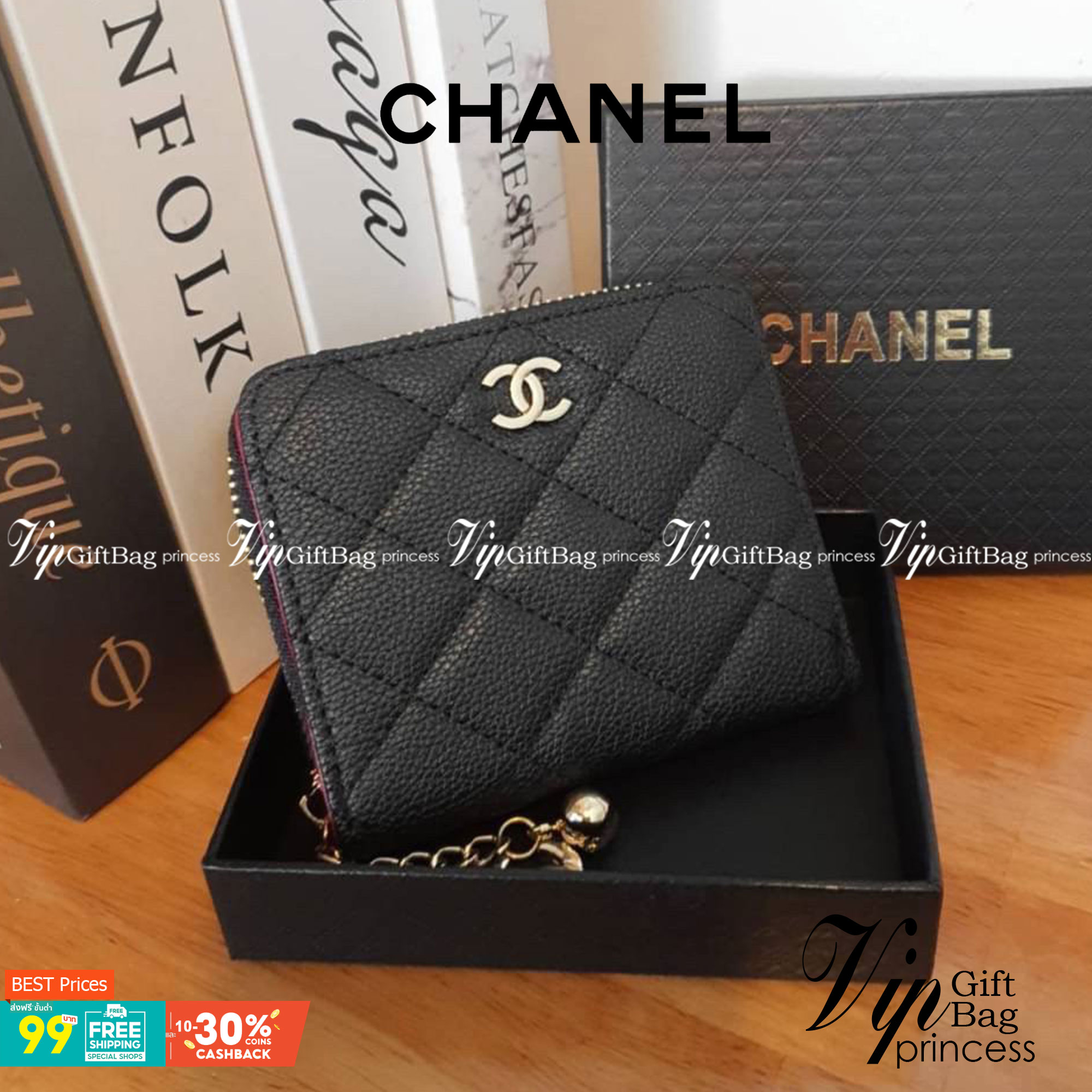 CHANEL SMALL ZIP WALLET พร้อมส่งที่ไทยแล้วค่ะ♡♡ กับ กระเป๋าสตางค์ใบสั้นรุ่นพับ แนะนำรุ่นนี้คะ งานพรีเมี่ยมกิ้ฟท์จากเค้าเตอร์ต่างประเทศ **ทรงมินิน่ารักกก หนังสัมผัสลายคาเวียร์ด้าน จากแบรนด์ CHANEL (GWP) ด้านหน้ามีโลโก้แบรนด์ CC สีทองหรู **อะไ