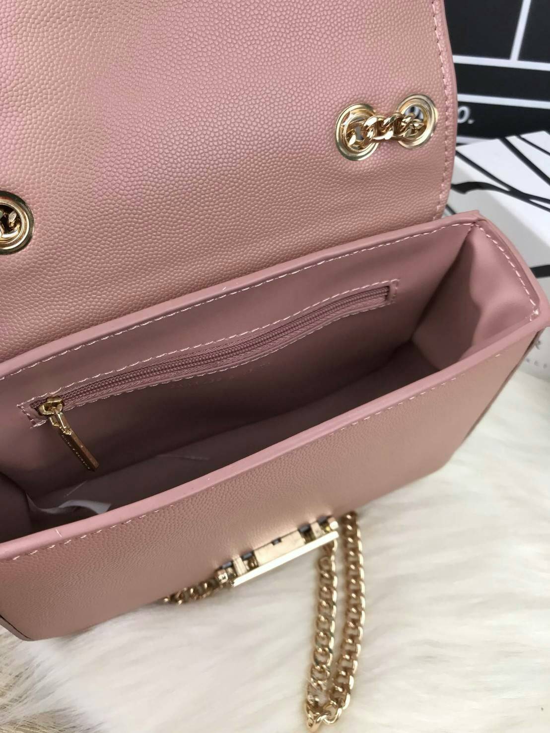 CHARLES & KEITH PUSH-LOCK CHAIN BAG กระสะพายใบเก๋ วัสดุหนังปั๊มลายคาร์เวียร์ เปิดปิดด้วยตัวล็อกที่ด้านหน้า ด้านในมีช่องซิป ช่องใส่บัตร สามารถใส่ iphone 7 plus ได้ รุ่นนี้จะสะพายแบบสายคู่/สายเดี่ยวก็ได้นะคะ สวยครบเครื่องเลยค่ะ