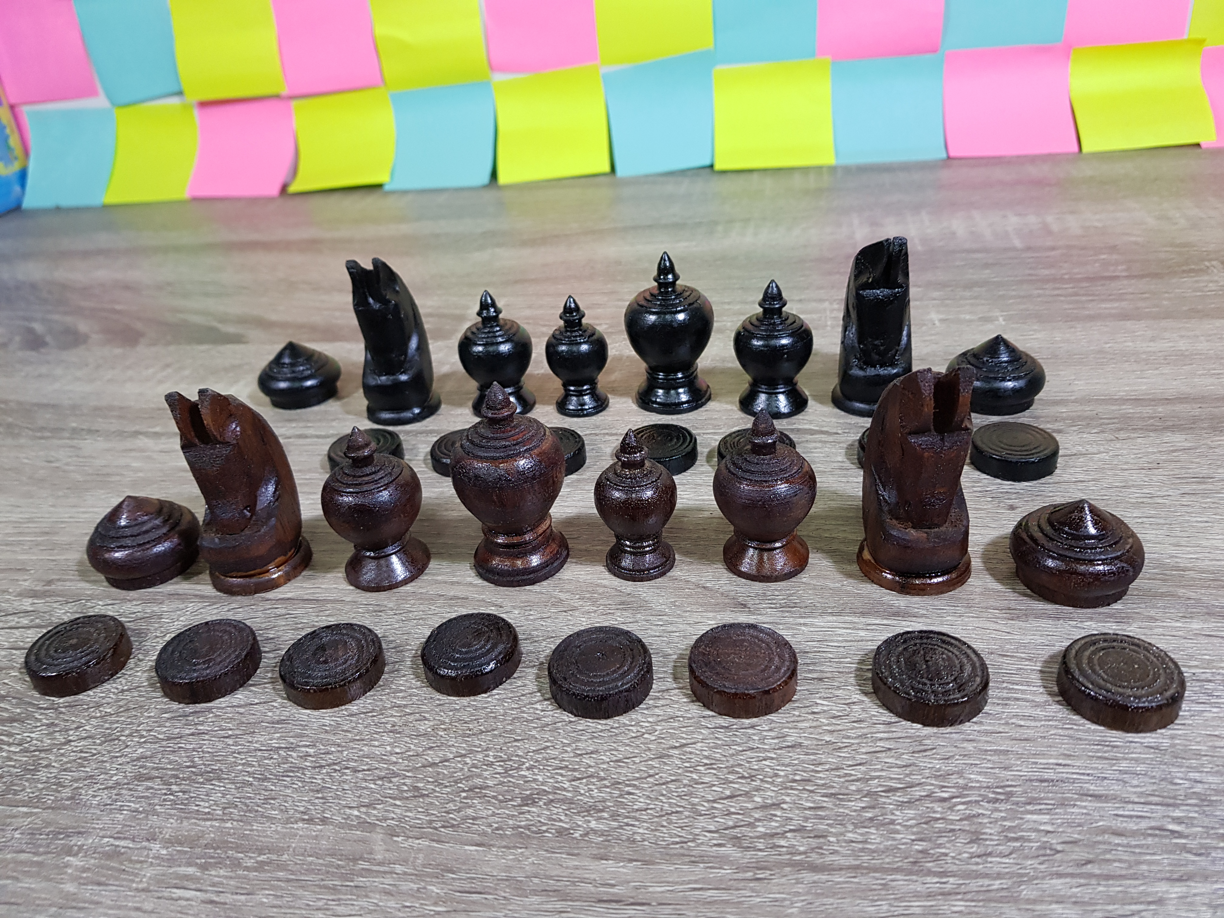 ตัวหมากรุกไทยไม้สักขนาดมาตรฐานสีดำและน้ำตาลคล้ำ