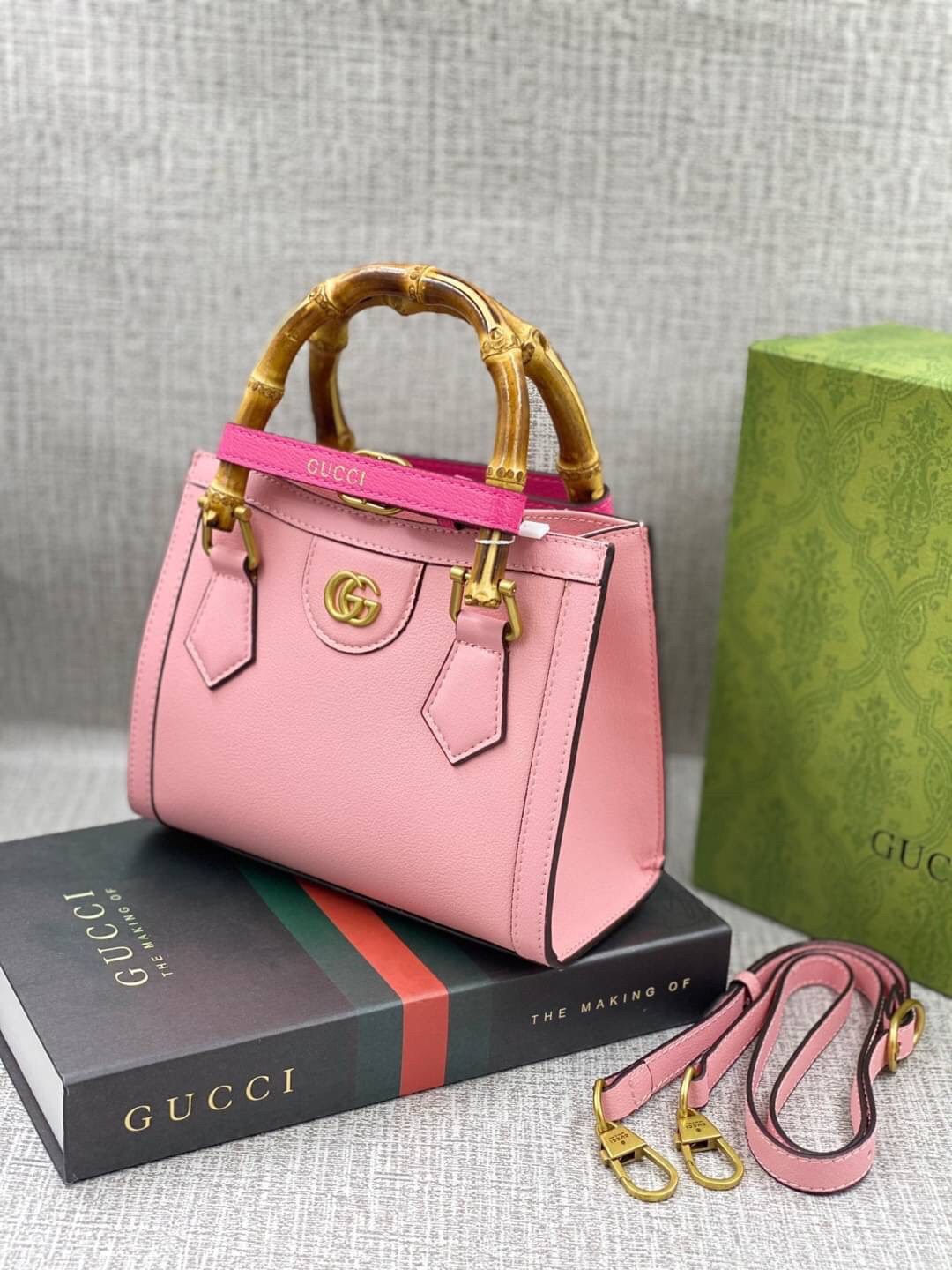 VIP GIFT 】หนังแท้ GUCCI Diana mini tote bag กระเป๋างานหูไม้ไผ่สุดคลาสสิก ดีไซน์มาใหม่พร้อมเข็ดขัดหนังสีสะท้อนแสงประดับตรงหูกระเป๋า ขนาดมินิกำลังน่ารักเลยค่ะ วัสดุหนังแท้ อะไหล่ทอง งานสวยตั้งอยู่ทรง มีสายสะพายยาว 1เส้น สามารถปรับระดับได้-ถอดได้ งานเก๋ไก๋ที