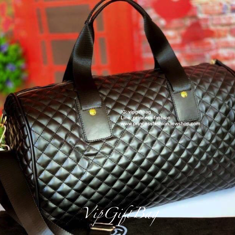 CHANEL VIP GIFT Large Travel Bag กระเป๋าเดินทางใบใหญ่ Gift With Purchase (GWP) รุ่น Limited Edition พรีเมี่ยมกิ๊ฟของเเท้จาก Chanel Counter หนังลายตารางเนื้อหนาสีดำกันนำ้ดูแลรักษาทำความสะอาดง่าย ด้านหน้ามีโลโก้แบรนด์ เปิดปิดด้วยซิปสะดวกใช้ หัวซิปแบรนด์อะไห