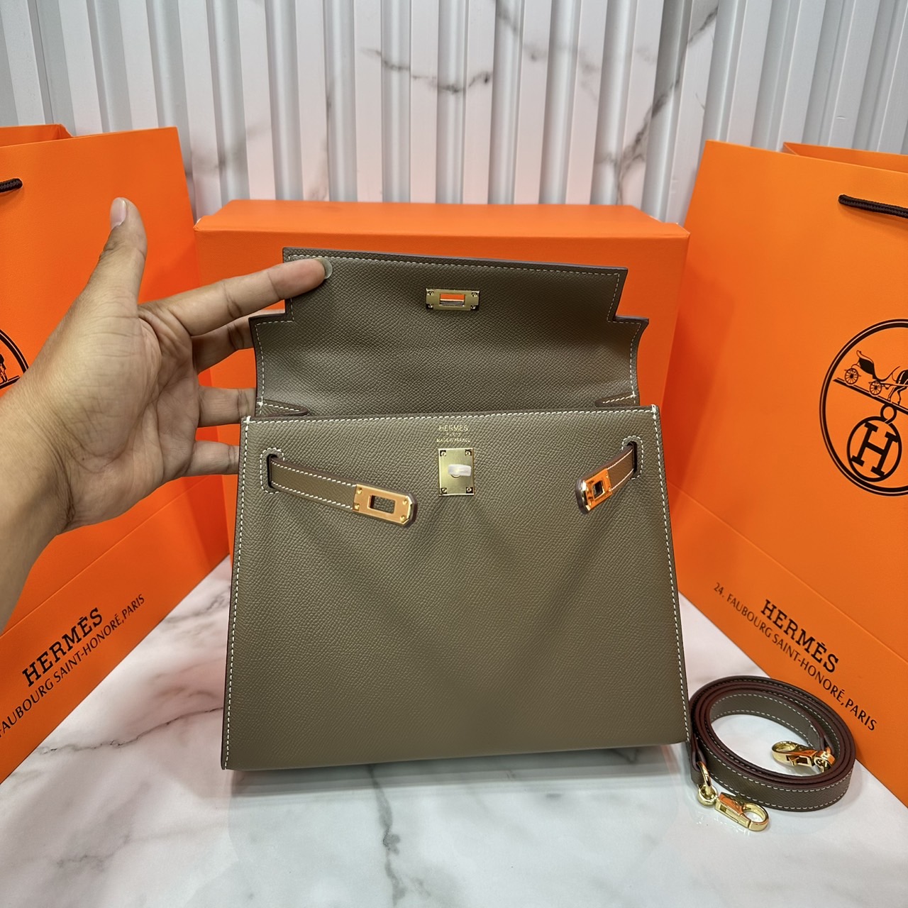ORI หนังแท้ | Hermes Kelly 25cm กระเป๋าสะพายที่สุดแห่งหรูหราลัคชู นิยามของความสง่างามเหนือกาลเวลา แบรนด์เนมในฝัน งดงามดั่งเจ้าหญิง