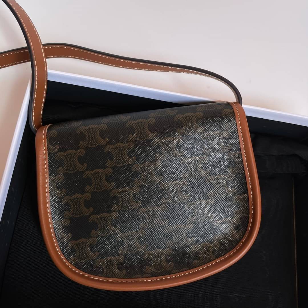 หนังแท้ CELINE MINI BESACE IN TRIOMPHE CANVAS AND CALFSKIN พร้อมส่งที่ไทย เกรดเทพออริจินอล รุ่นหนังดีสุดกระทบแสงขึ้นเงา พิมพ์ลายคมชัด กระเป๋าทรงครอสบอดี้ ลายโมโนแกรมวินเทจ รุ่นที่ดาราเกาหลีใช้กันเยอะมาก และเป็นอีกหนึ่งใบที่ครองใจสาวๆ ทั้งในไทยและเทศ วัสดุ