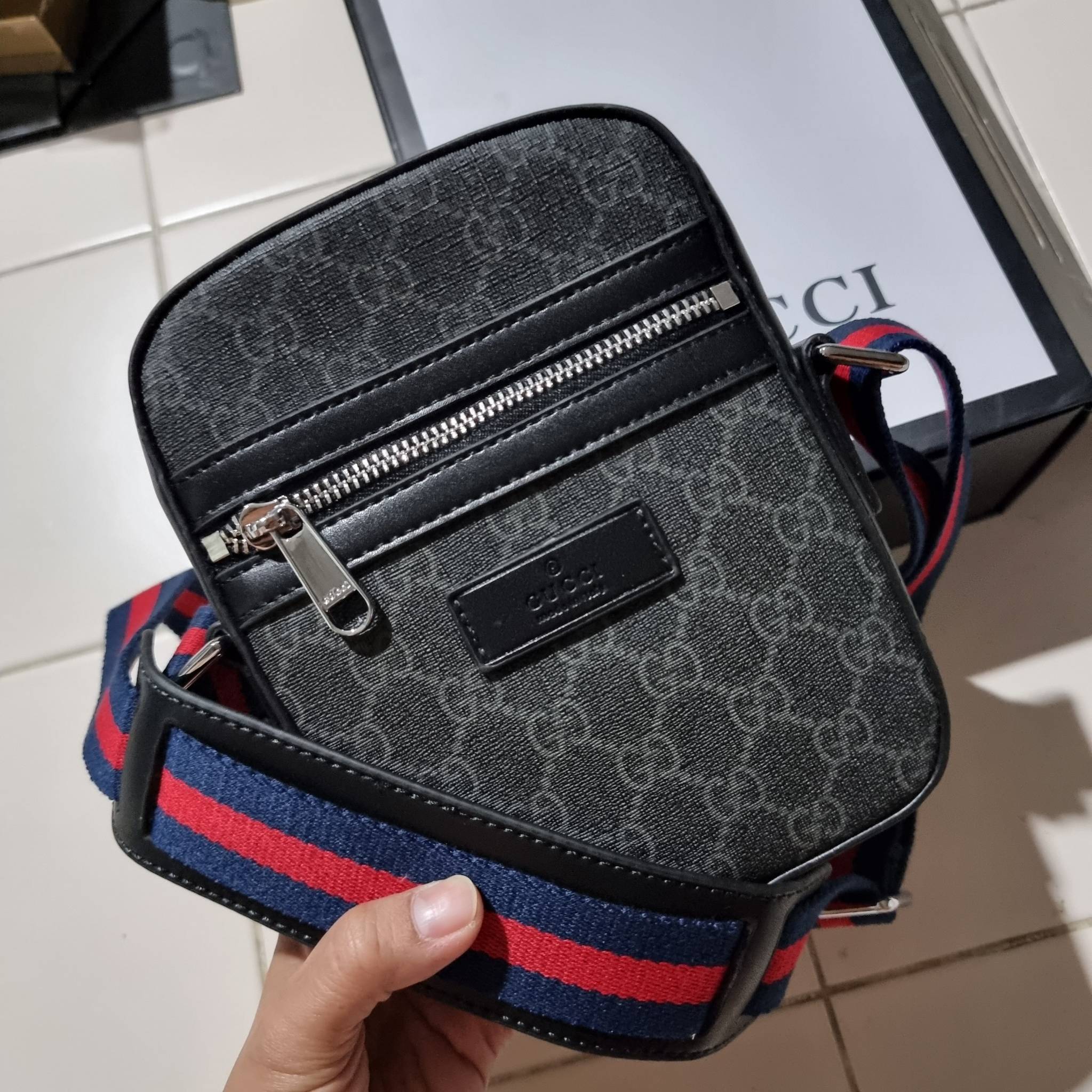 VIP 】GC VIP MINI MESSENGER CROSSBODY BAG กระเป๋าสะพายข้างพรีเมี่ยมลุคสปอร์ต เรียบแต่แอบหรู ไซส์มินิ น่าใช้!! วัสดุหนังแคนวาส ไม่ต้องห่วงเรื่องความทนทาน ✔️ ตกแต่งสายคาดหรู เท่ ดีไซน์สีตามสัญลักษณ์แบรนด์ เข้ากันมากๆ!! เปิด-ปิดด้วยซิป ด้านหน้ามีช่องซิ