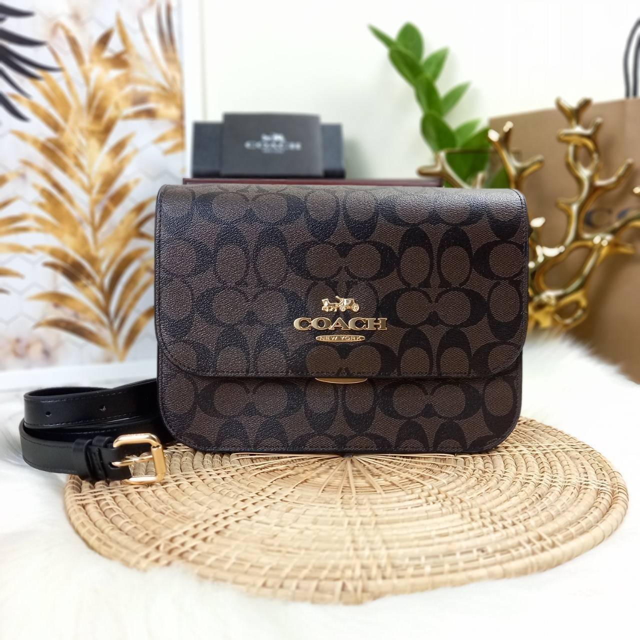 COACH BRYNN FLAP CROSSBODY IN SIGNATURE CANVAS (COACH C5633)🍁สวยหรู ทะลุ เกินเบอร์มาก//กระเป๋าสะพายข้าง หรือจะถือเป็นครัชก็เก๋แบบเลิศๆ>> มีสายยาวถอดได้ ปรับระดับได้ //วัสดุหนังแคนวาส ตกแต่งดีเทลหรูด้วยหนังแท้ และอะไหล่สีทอง งานสวย คมกริบ //เ