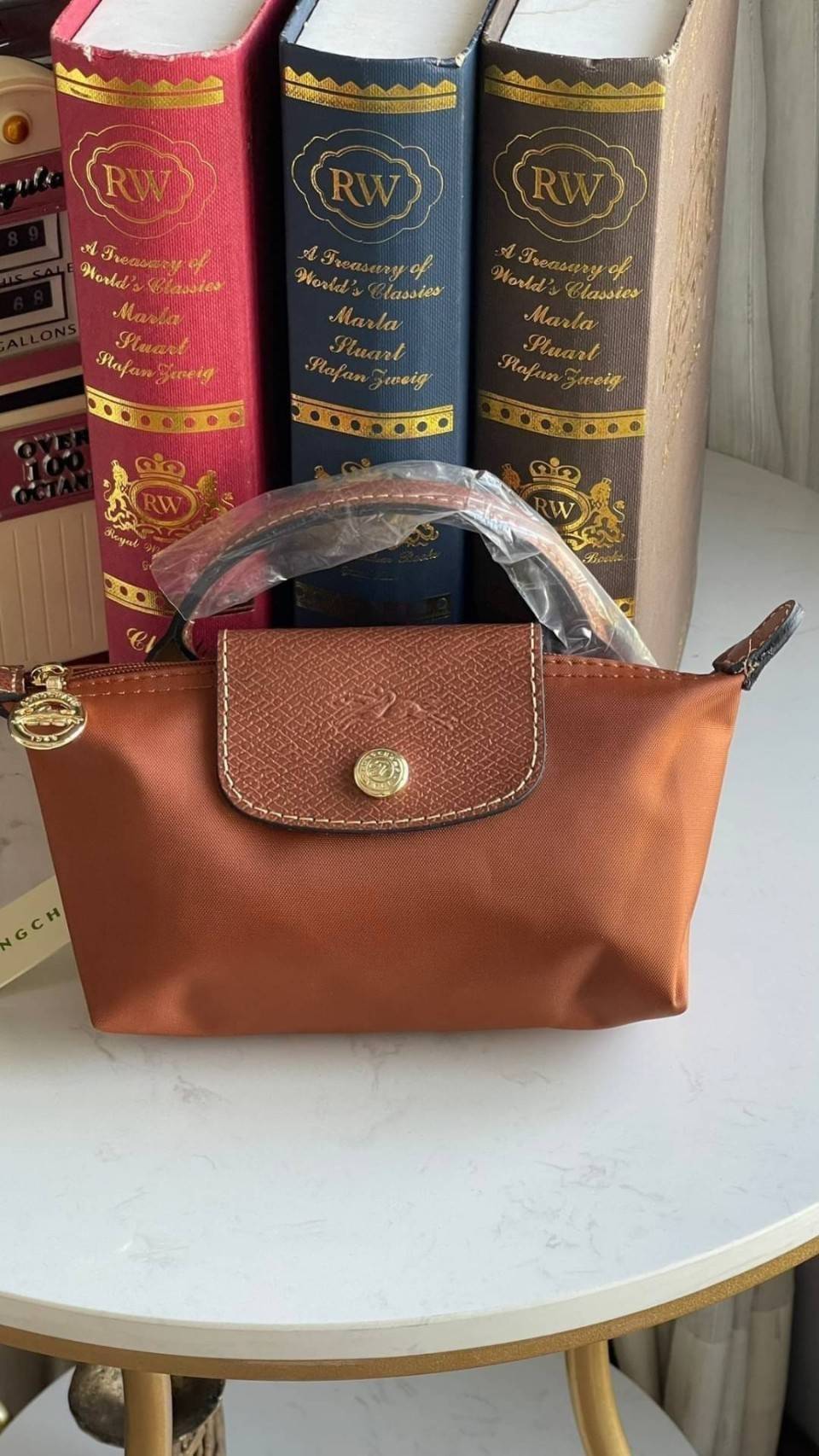 LONGCHAMP LE PLIAGE ORIGINAL Pouch with handle กระเป๋าถือขนาดมินิทรงpouch ให้ความหรูหราจาก Le Pliage (เลอ ปลิยาจ) ในขณะที่ที่ปิดแบบซิปช่วยให้คุณมั่นใจได้