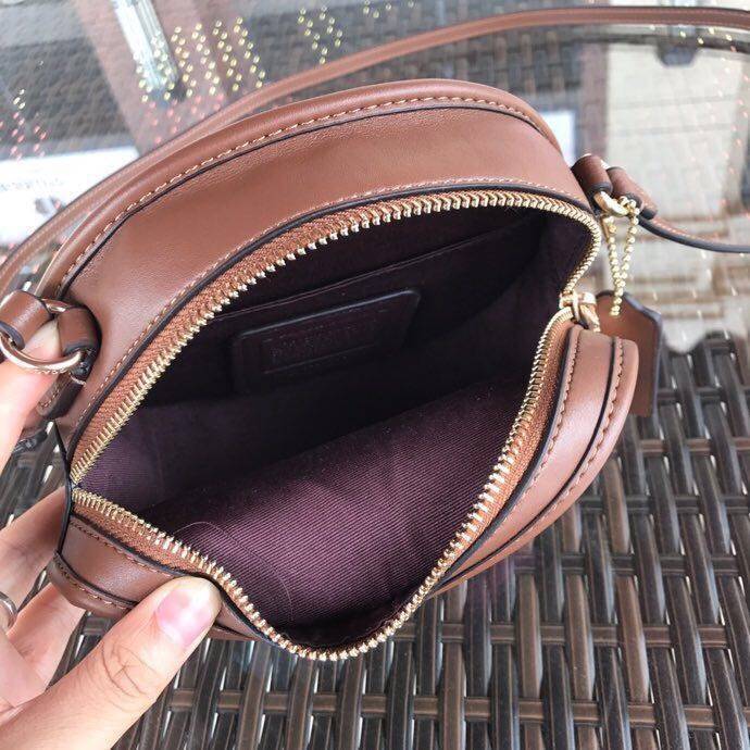 COACH KEITH HARING CANTEEN CROSSBODY IN SIGNATURE CANVAS WITH PATCHES F48730 กระเป๋าทรงกลมสุดเก๋ ไม่เหมือนใคร ตกแต่งลายให้มรความน่ารัก โดดเด่นขึ้นมา สะพายไปไหนก็สวยไม่เหมือนใคร ภายในกว้าง ใส่ของได้เยอะ กระเป๋าเปิดปิดด้วยซิป ใครย้งไม่มี รีบจับ รีบจองกันเลย