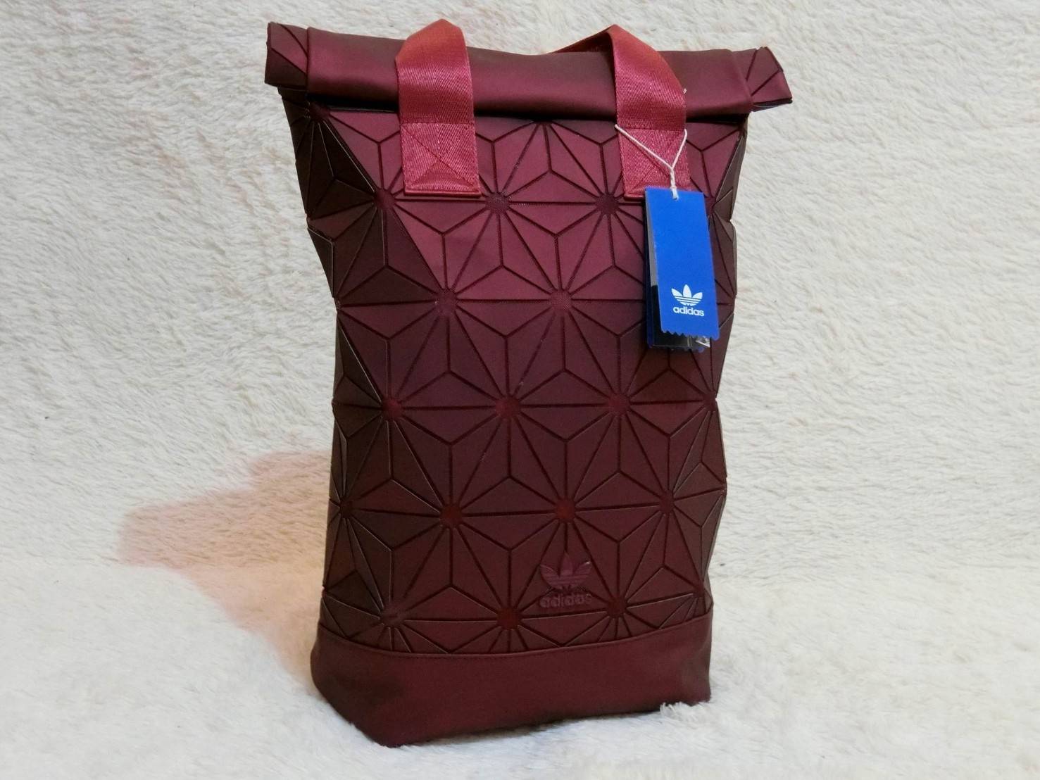 Adidas Originals BP Roll Top 3D Mesh 2017 Backpack Bag DH0100 กระเป๋าเป้สะพายหลัง ดีไซน์แบบ 3 มิติ วัสดุ polyurethane สีดำด้าน โดยใช้ลูกเล่น ของเหลี่ยมและมุมเชื่อมเข้าหากัน ออกแบบกระเป๋า เป็นเหมือนถุงทรงสูง ในส่วนปากกระเป๋าเป็นแบบตีนตุ๊กแก ม้วนพับ และติดก