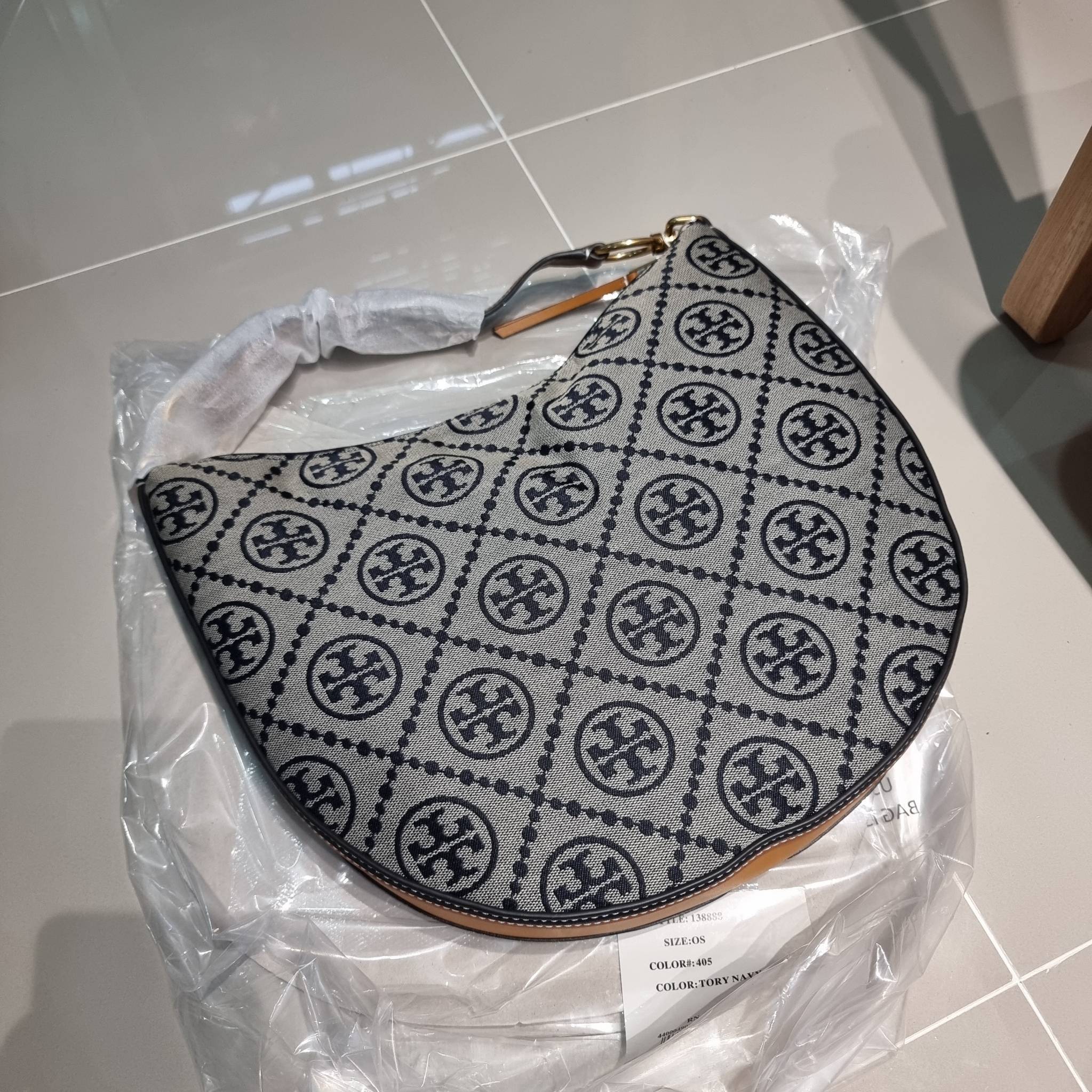 ใบใหญ่ 35cm Tory Burch T Monogram Medium Crescent Bag / TORY BURCH T MONOGRAM JACQUARD CRESCENT BAG ไซส์ใหญ่กับไอเท็มสุดร้อนแรง เซเลปรีวิวเยอะมาก!! สาวๆตามหากันไปอีก กระเป๋าทรง half moon ที่ดีไซน์บนผ้า jacquard ลวดลายซิกเนเจอร์ เรียบหรู ผู้ดีมากแม่!