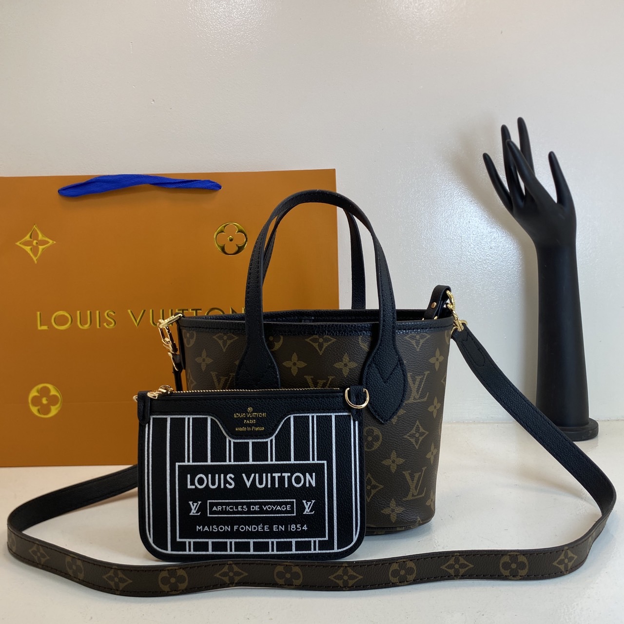 LV Neverfull Bandoulière Inside Out BB Bag กระเป๋าทรงโท้ทไซส์เล็ก พร้อมใบลูกพิมพ์ลายแบรนด์สุดไอคอนิก ดีไซน์ใช้งานได้ทั้งสองด้าน