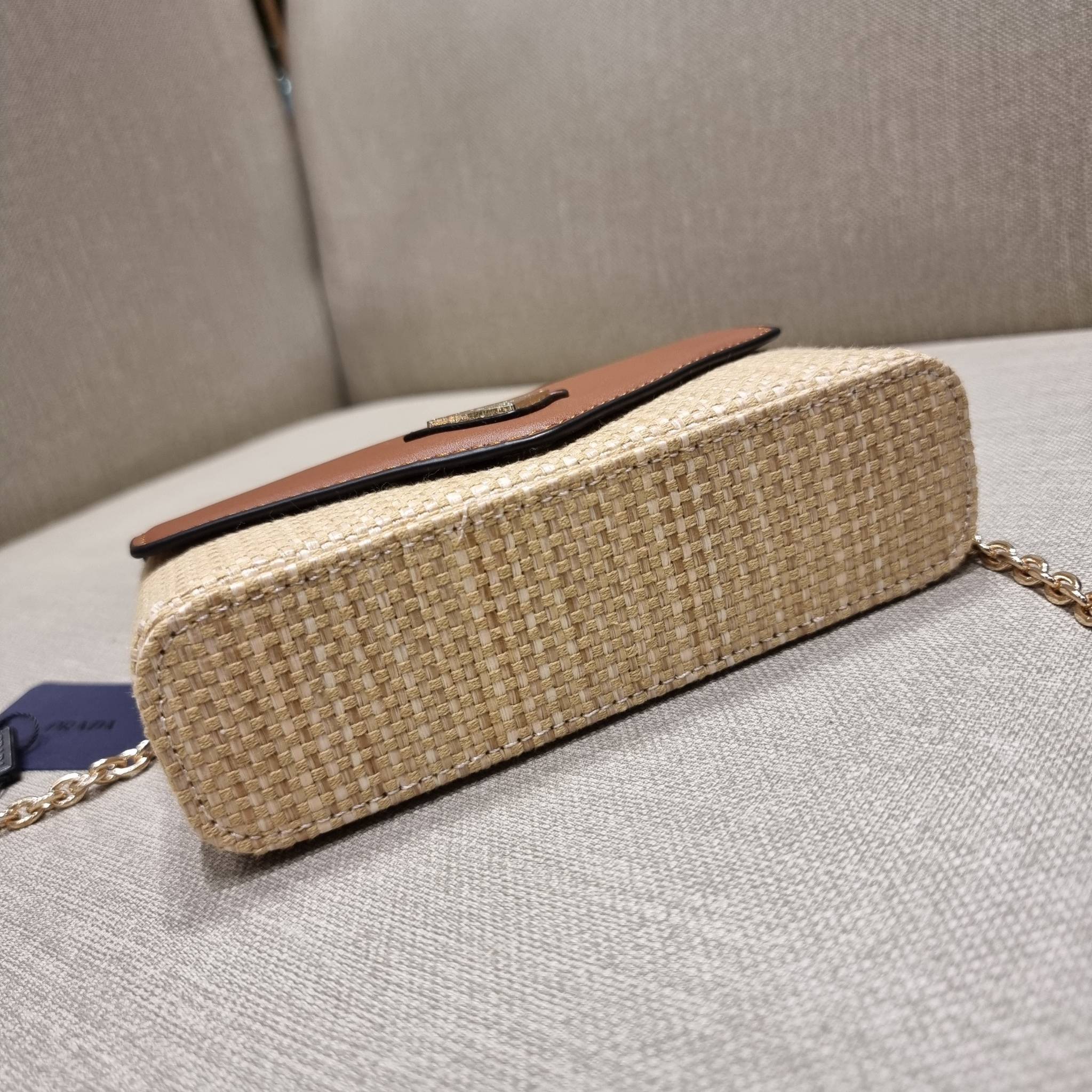 VIP 🥂 PRADA RAFFIA AND LEATHER SHOULDER BAG ลายสานกำลังฮิต! ปังไม่ไหว! ด้วยดีไซน์ล้ำทันสมัย ตกแต่งหนังแท้ผสานกับวัสดุจากธรรมชาติ ออกมาเป็นลายสานที่สวยหรู กับกระเป๋าสะพาย ไซส์กำลังน่ารัก ใส่โทรศัพท์ได้ พกพาง่าย เปิด-ปิดด้วยกระดุมแม่เหล็ก ภายในเป็นช