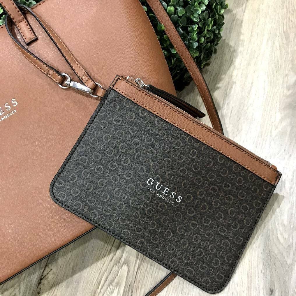 GUESS LARGE SHOPPER BAG WITH POUCH กระเป๋าสะพายรุ่นใหม่ล่าสุดจาก GUESS FACTORY หนัง Saffiano สวยหรูอยู่ทรง ด้านหน้ามีโลโก้แบรนด์ ด้านหลังมีช่องใส่ของ หูหิ้วสะพายไหล่ได้มาพร้อมสายสะพายยาวถอดได้ปรับได้ มีกระเป๋าใบเล็กเข้าชุดกันห้อยที่หูหิ้ว ใบเล็กถอดเเยกใช้