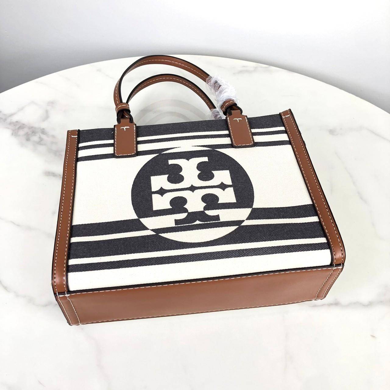TORY BURCH Ella Mini Stripe Jacquard Tote / TORY BURCH TOTE กระเป๋าถือ หรือสะพาย TORY BURCH เปิด - ปิดกระเป๋าด้วยแม่เหล็ก ด้านในมีช่องซิป 1 ช่อง ช่องใส่ของ 1 ช่อง หูจับสูง 13 cm มาพร้อมสายสะพายยาว สามารถถอดและปรับได้ 3 ระดับค่ะ
