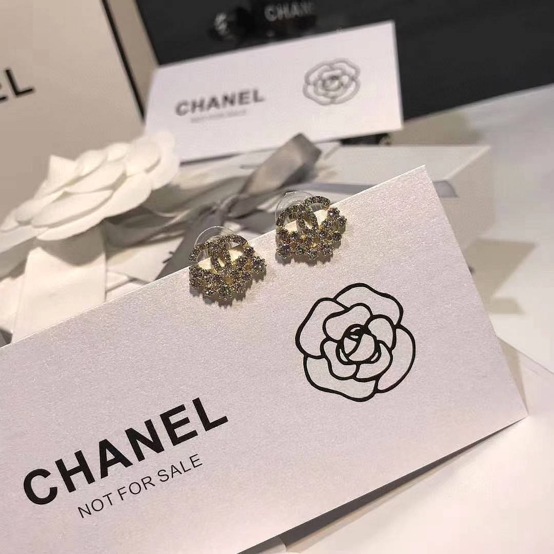 CHANEL 7Days EARRING VIP GIFT WITH PURCHASE ORIGINAL PACKAGE (GWP) ชุดกิ๊ฟเซทของกำนัลสุดเลอค่าจากการแลกคะแนนสะสมสำหรับลูกค้าสมาชิก VIP CHANEL DUTYFREE ไอเท็มหายากชวนสะสมมาเป็นชุดให้ถึง7แบบ7สไตล์สลับใช้ ดีไซน์สวยเลอค่าสุดคลาสสิค