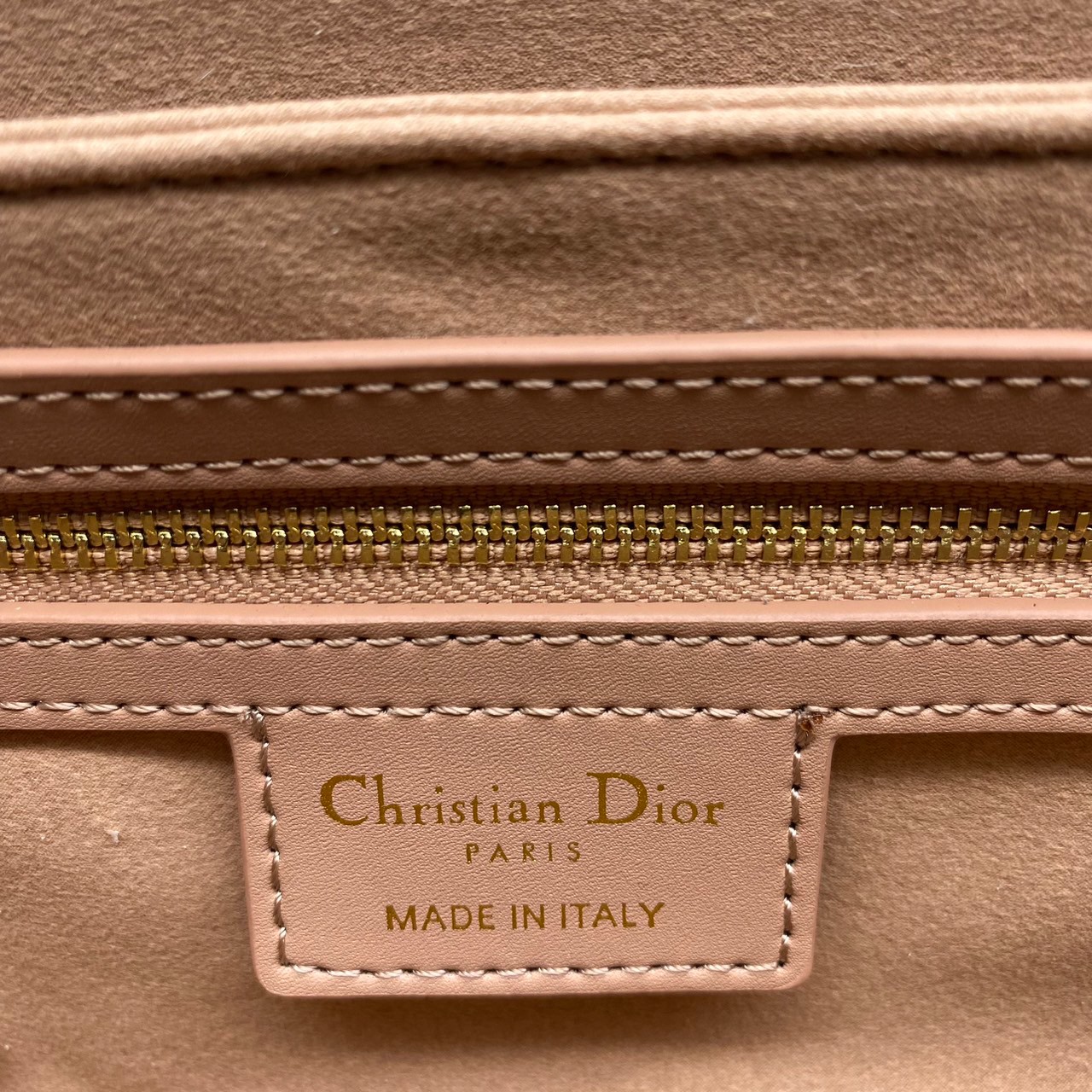 DIOR CD Signature Bag with Strap / CD OVAL CAMERA BAG / Dior Camera Bag ดีไซส์ใหม่ล่าสุด บ่งบอกถึงความหรู แต่ใช้งานได้โอกาส ใช้ได้ทั้งชายหญิง กระเป๋าสะพายทรงกล้อง ขนาดกะทัดรัด ไซส์สะพายคล่องตัว สีผู้ดีมากๆ