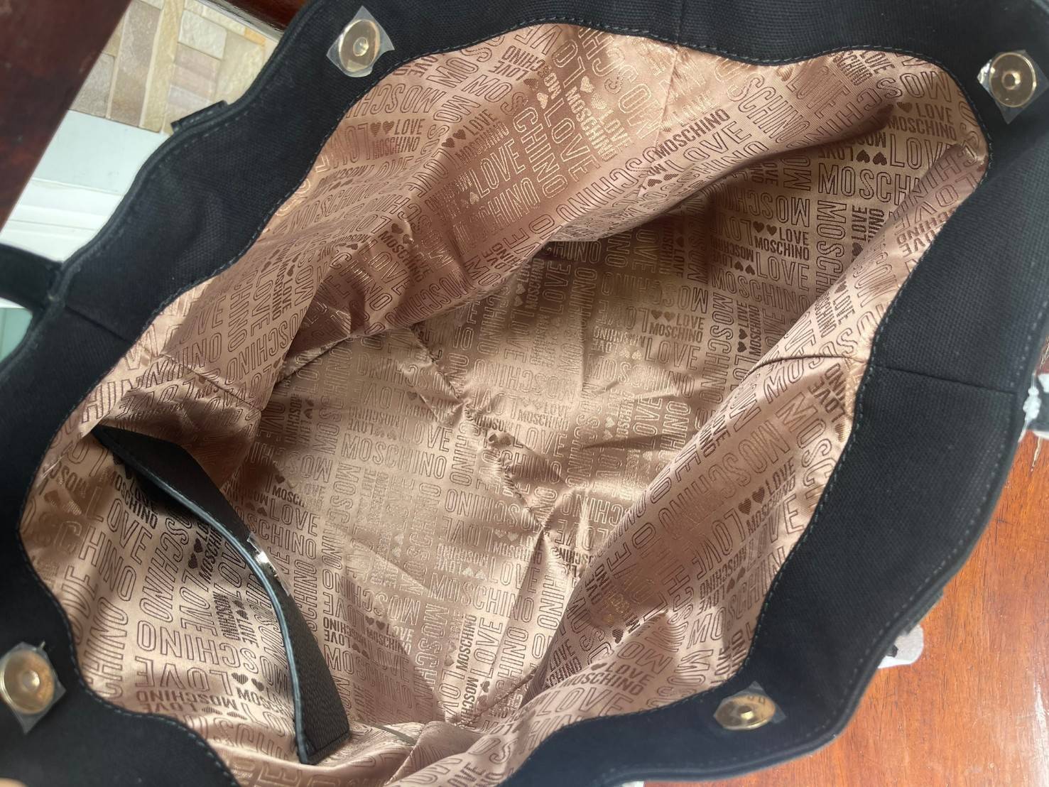 Love Moschino Borsa Donna MOD.JC4333PP07KV VAR.Unica กระเป๋าทรง Tote เป็นกระเป๋าที่สาวๆ ทำงานนิยมมากที่สุด เพราะมีขนาดใหญ่พอเหมาะใส่เอกสารขนาด A4 ใส่ของใช้ของจำเป็นได้ครบสำหรับการใช้งานนอกบ้านใน 1 วัน ถ้าต้องออกไปธุระต่อตอนค่ำก็ยังไม่ใหญ่เทอะทะเกินไป