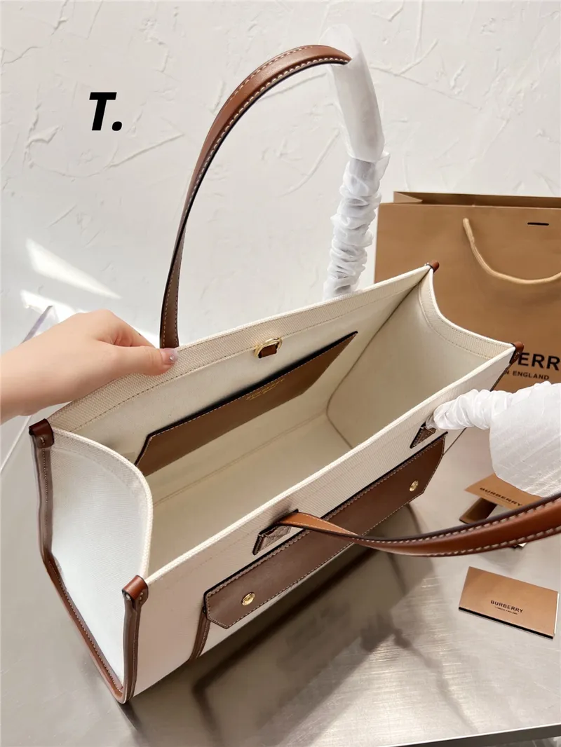 BURBERRY Leather-trimmed embroidered canvas tote / BURBERRY FRAGRANCES LARGE TOTE BAG / BURBERRY Freya Tote Bag วัสดุ Canvas & Leather ดีไซน์สวยอยู่ทรงสไตล์ Casual ด้านหน้ามีช่องใส่ของ ภายในโล่งกว้างและจุสุดๆสามารถใส่เอกสารA4 หนังสือ ของใช้ได้เยอะ หูหิ้วห