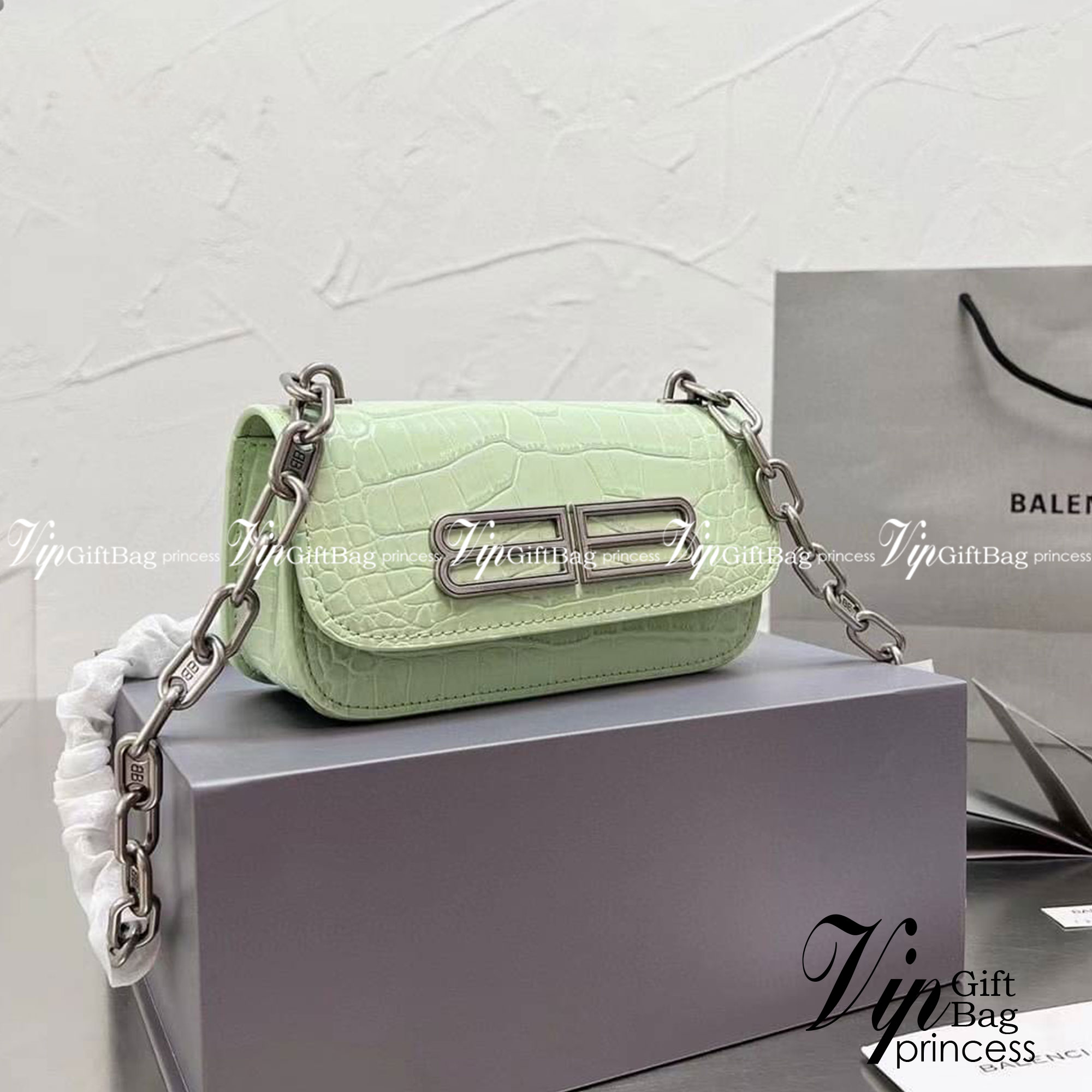 BALENCIAGA BB Logo Crocodile Embossed Leather Wallet on Chain กระเป๋าสะพายขนาดมินิน่ารัก หนังสวยลาย Croc พร้อมสายสะพายโซ่ปั้มแบรนด์ BB สวยหรูมากค่ะ เป็นดีไซน์ที่สามารถใช้ได้นาน ๆ เข้าได้กับทุกลุคอีกด้วยนะ