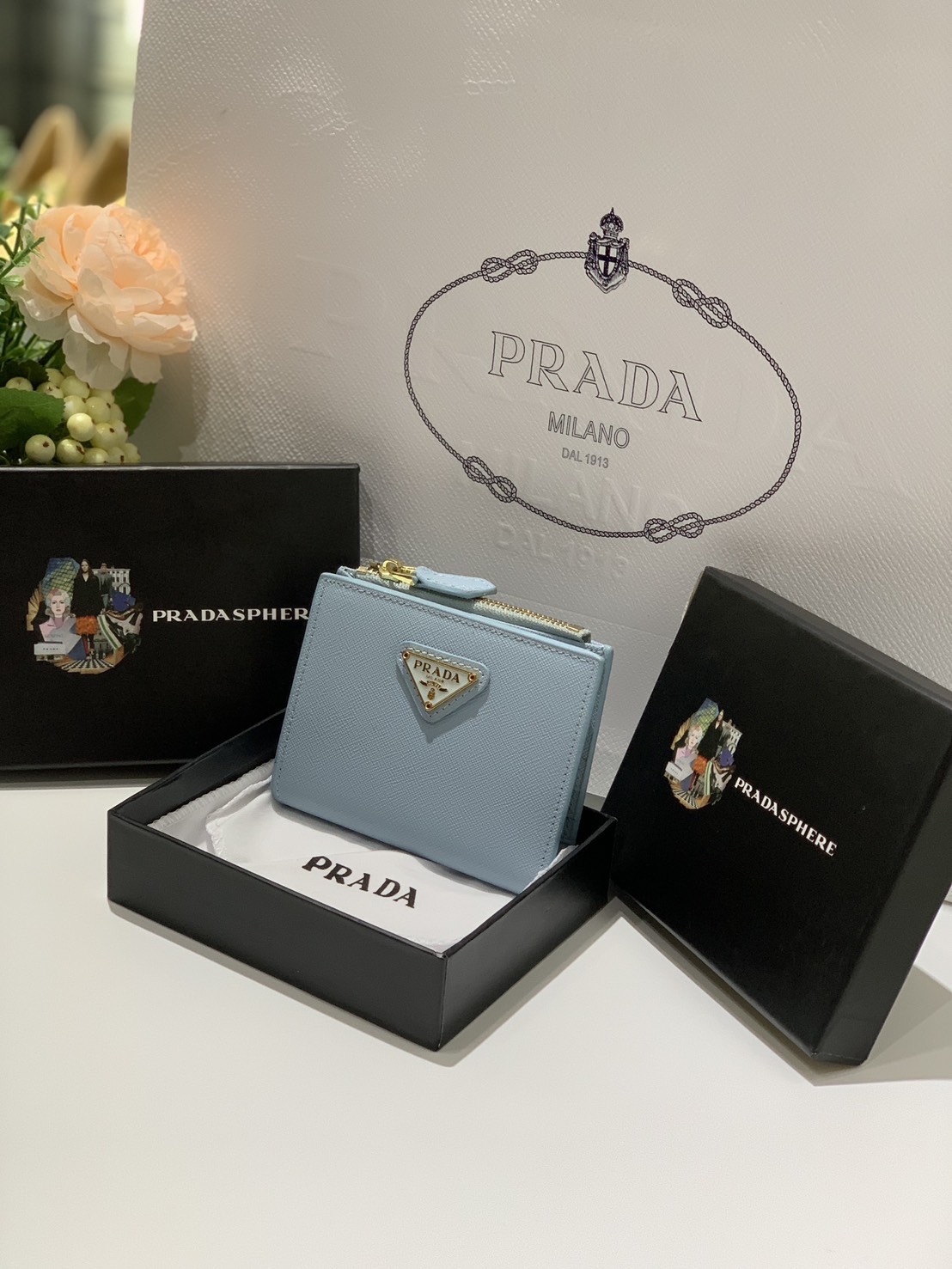 ORI หนังแท้ | Prada Wallet / Prada Small logo-plaque Saffiano Wallet กระเป๋าสตางค์ปราด้าใบกลาง เรียบหรู หนัง Saffiano เนื้อนุ่ม มีฟังก์ชันและสไตล์ให้เลือกด้วยช่องใส่บัตรหลายช่อง