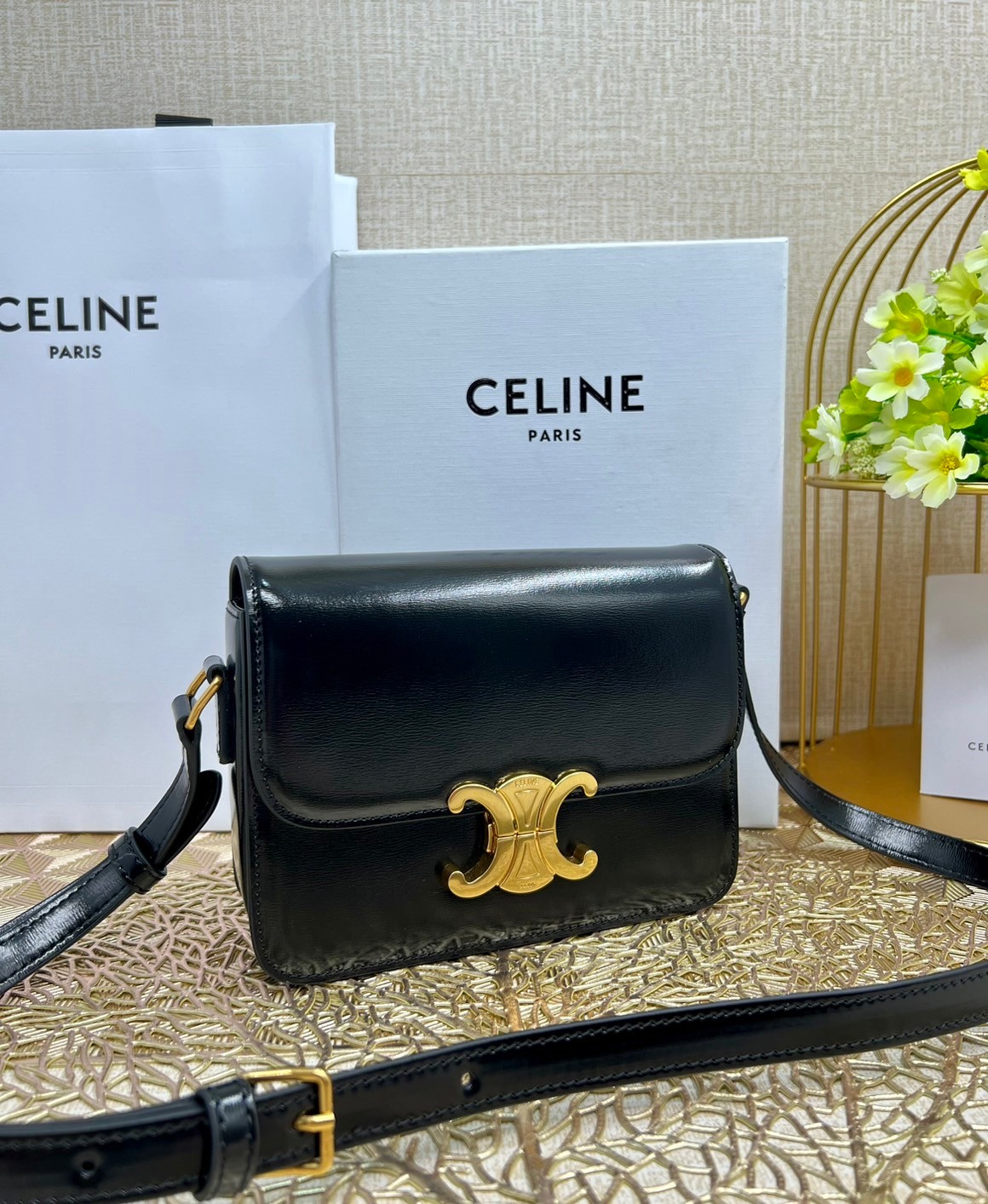 TEEN 18cm : CELINE TEEN TRIOMPHE BAG IN SHINY CALFSKIN / Celine Triomphe Bag / Celine Bag พร้อมส่ง 7 สี เกรดออริ 1:1 กระเป๋าแบรนด์หรูที่ควรมีแห่งปี รูปทรงสี่เหลี่ยมรุ่นฮอตฮิตของเหล่าดาราและเซเลบทั้งหลาย ดีไซต์เรียบหรู