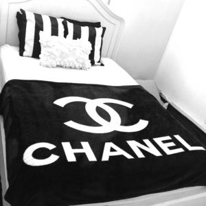Chanel Blanket Gift ผ้าห่ม Chanel ขนาดกำลังดี พกพาสะดวก VIP. gift จาก chabel เนื้อผ้าสำลีหนานุ่ม ทูโทนขาวดำ คลาสสิก signature แบรนด์ ทรงสี่เหลี่ยมผืนผ้า จะใช้เป็นผ้าห่ม, ผ้าคลุม หรือจะมอบเป็นของขวัญก็เหมาะ สวยหรูดูแพงค่ะ