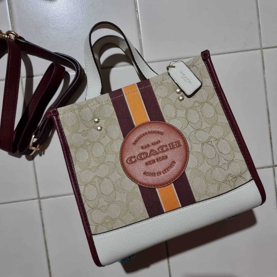 COACH C7083 DEMPSEY TOTE 22 IN SIGNATURE JACQUARD WITH STRIPE AND COACH PATCH คอลเลคชั่นใหม่ สีที่สาวๆรอคอย สวยคม ละมุนและมีความหรูในตัว กับกระเป๋าทรงโท้ท ไซส์กำลังสวย น่ารักน่าใช้ ฟังก์ชั่นการใช้งานสะดวกที่สุด มีทั้งสายคล้องในตัว และสายครอสบอดี้ วัสดุผ้า