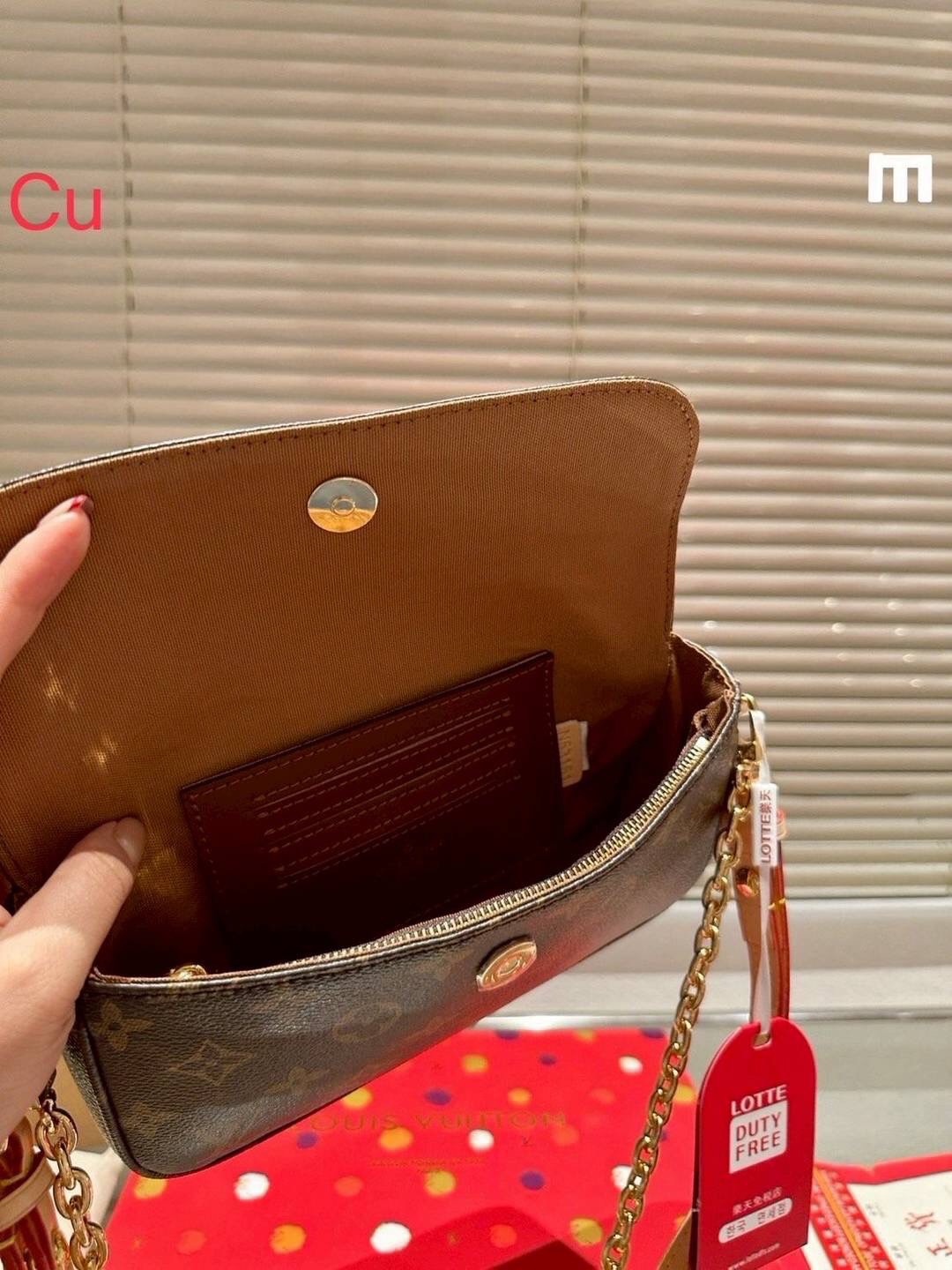 LV Ivy chain wallet กระเป๋าสะพายดีไซน์กึ่งกระเป๋าสตางค์ รุ่นยอดนิยม แต่งสายโซ่สีทองสวยหรู สุดคุ้มด้วยลูกเล่นที่หลากหลาย คล้องไหล่ สะพายข้าง คล้องแขน ได้หมด