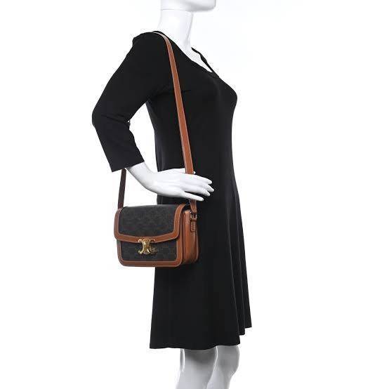 VIP 】Celine TEEN MEDIUM TRIOMPHE BAG IN TRIOMPHE CANVAS สาวๆที่กำลังมองหากระเป๋าน่ารักเอาไว้ใช้ในวันสบาย ๆ แต่ไม่รู้เลือกกระเป๋า Celine รุ่นไหนดี แนะนำรุ่นนี้เลยคะ เป็นกระเป๋าสะพายข้างขนาดกำลังดี สวยแบบคลาสสิก หรูหราด้วยแคนวาสเคลือบลาย Triomphe อีกทั้งยัง