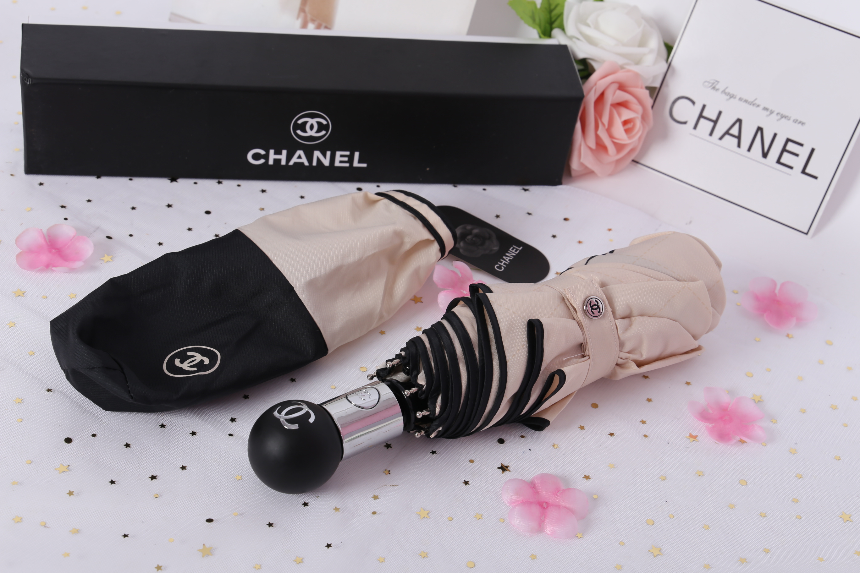 Chanel Umbrella Vip Gift- Beige Black With Gift Box Vip Gift Chanel ของแท้ 100% ร่มพับระบบออโต้พรีเมี่ยมจาก Chanel Cosmetic Counter สำหรับกันฝนกันแดด ปกป้องทั้งแดดและฝนพกพาสะดวก ใช้งานง่ายด้วยปุ่มกดออโต้ มาพร้อมปลอกร่ม ภาพถ่ายจากสินค้าจริง สวยน่าใช้ หน้าฝ