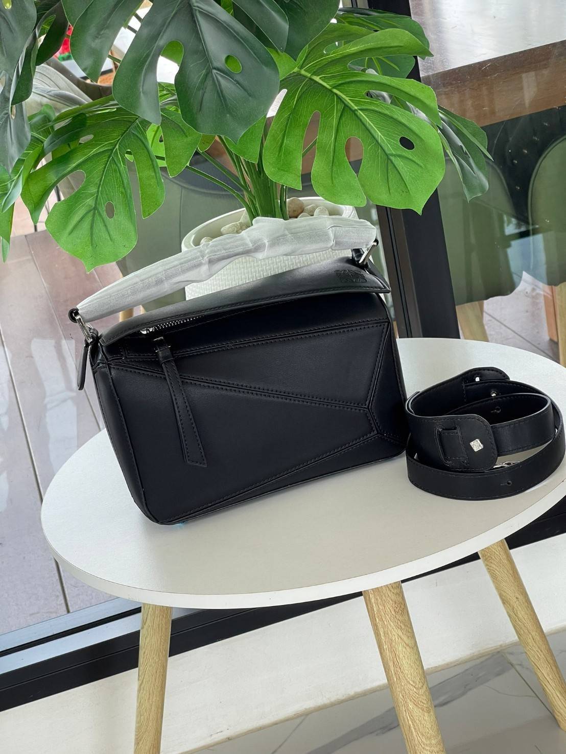 Loewe Puzzle Bag In Classic กระเป๋าทรง Puzzle นี้ออกแบบโดย Jonathan Anderson โดยได้รับแรงบันดาลใจในการออกแบบมาจากรูปทรงของลูกรักบี้ ดังนั้น จึงจะเห็นได้ว่าการตัดเย็บและรูปทรงของกระเป๋านั้นคล้ายคลึงกับลูกรักบี้ รูปทรงดูมินิมอลไม่ทิ้งคอนเซ็ปต์ของแบรนด์ สามา