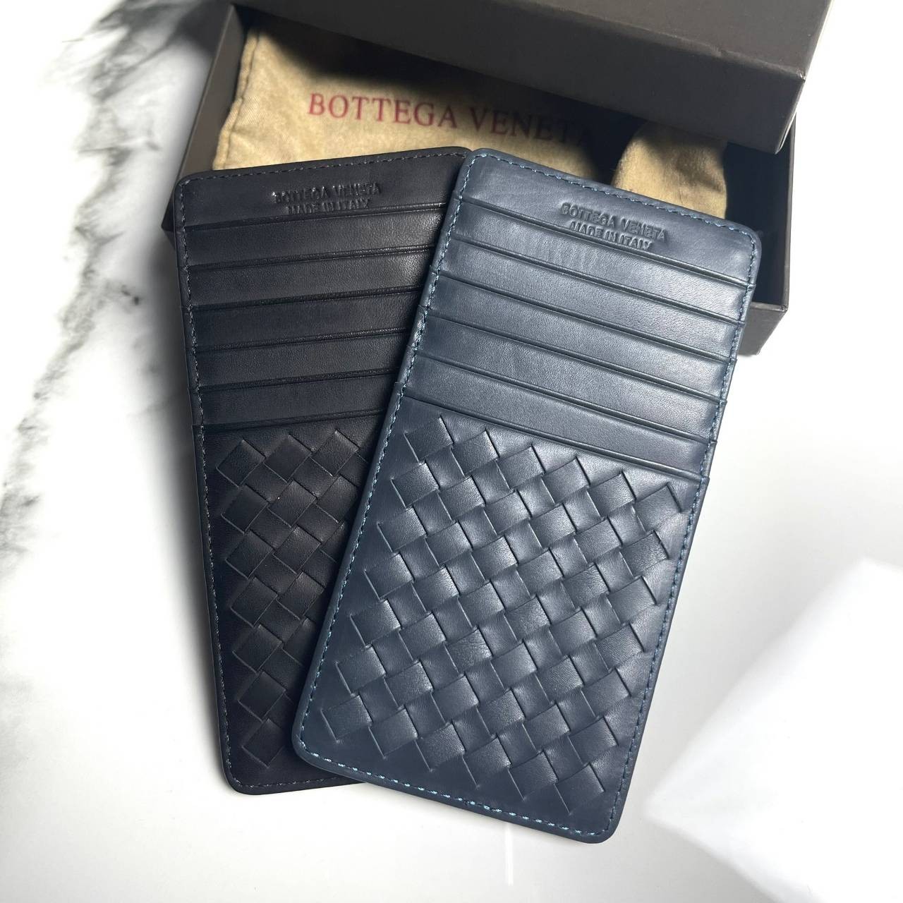 หนังแท้ BOTTEGA VENETA CARD HOLDER กระเป๋าใส่บัตรทำจากหนังแท้คุณภาพดีมาในราคาพิเศษ เป็นรุ่นที่หายาก เหมาะกับการใช้งานระยะยาว ยิ่งใช้หนังยิ่งสวยทนทานต่อการใช้งาน มาพร้อมกล่อง อุปกรณ์ครบ