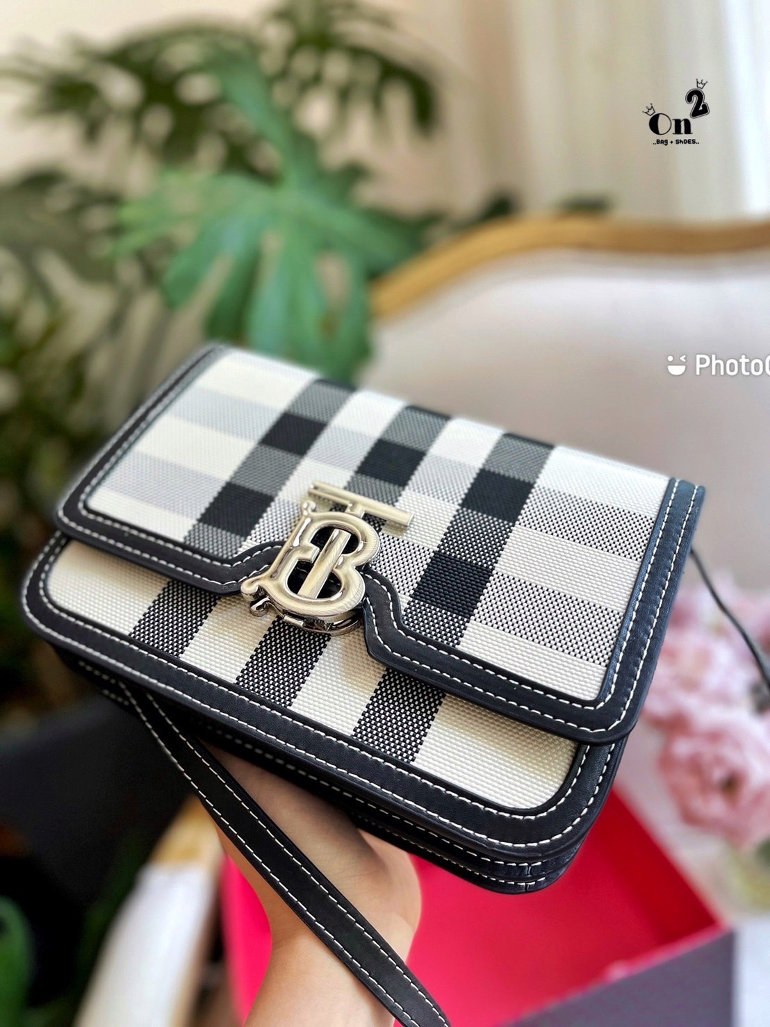 BURBERRY FRAGRANCES LEATHER CROSSBODY BAG / BB Shoulder Bag กระเป๋าสะพาย ทรงกล่อง เปิดหน้า อะไหล่ทอง สายสะพายยาวแบบครอสบอดี้ ได้ทุกลุค เกรดงานสวย.น่ารักมากๆ งานชนชอป ใช้ได้ Everyday Look เลยค่า