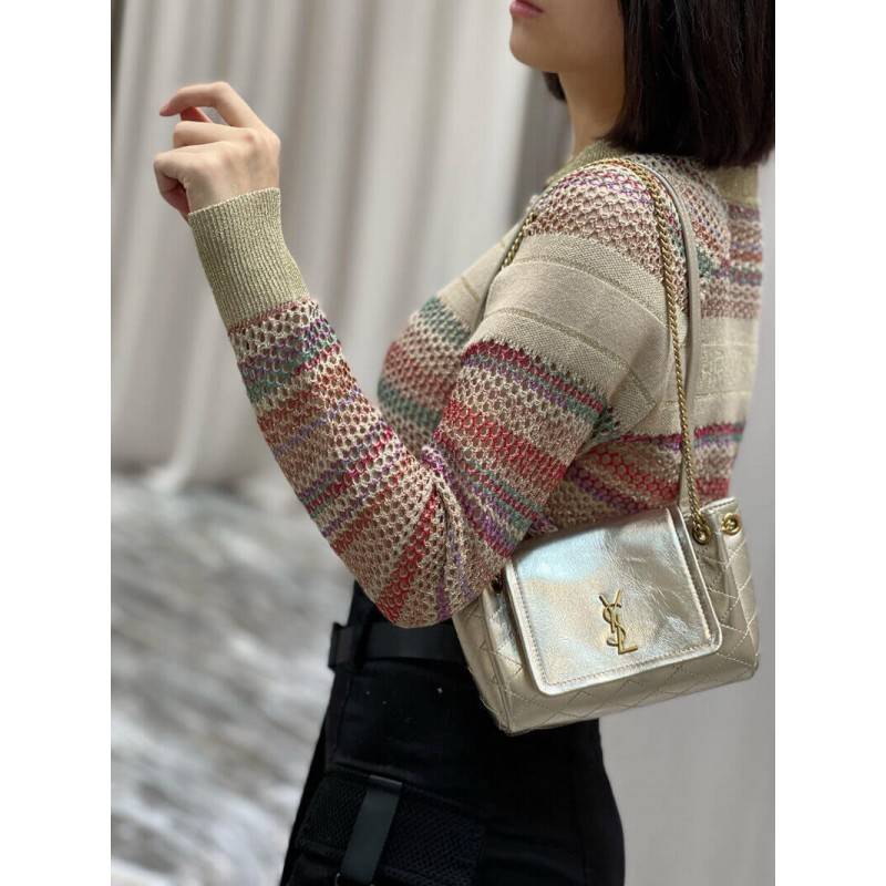 Yves Saint laurent mini nolita in lambskin / YSL mini nolita น้องสาวคนสวยที่ต้องตาเมื่อแรกเห็น กระเป๋าสะพายดีไซน์หรู ไซส์มินิ แบรนด์นี้ไม่เคยทำให้ผิดหวังจริงๆ ด้วยดีเทลความเรียบง่ายแต่มีความหรูอยู่ในตัว วัสดุหนังแกะ สัมผัสดีงามมากๆ เปิด-ปิดด้วยกระดุมแม่เห