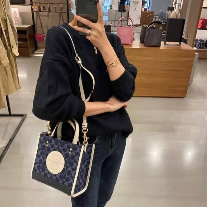OUTLET 】COACH DEMPSEY TOTE 22 IN SIGNATURE JACQUARD WITH COACH PATCH (C5638) ฮิตมาก พลาดไม่ได้เชียว 🤩ตอกย้ำความแรง กับทรงTOTE ยอดฮิต เวลานี้ ยกให้เลย//กระเป๋าถือ หรือสะพาย มีสายยาว ถอดและ //วัสดุ jacquard ทอลาย signature เก็บดีเทลหนังแท้ ใบนี้สวยค