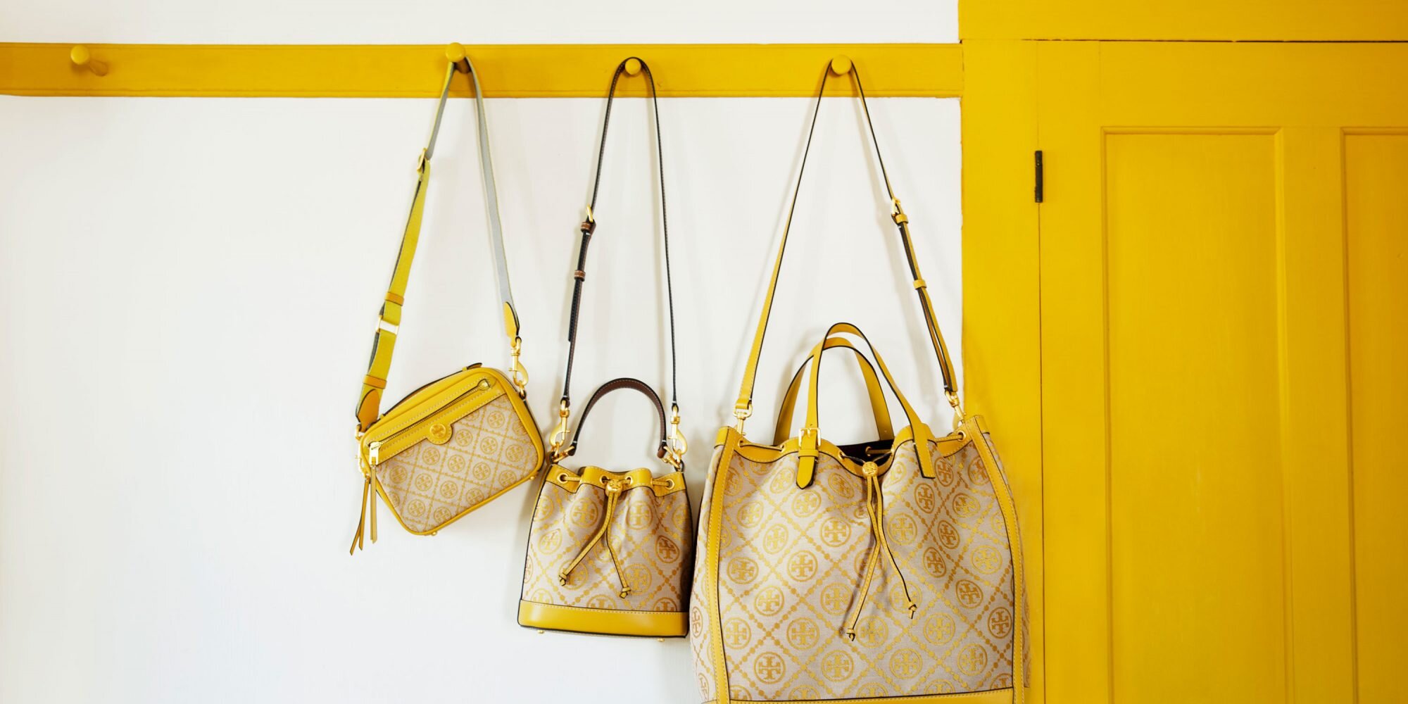 ของแท้ 💯% 】Tory Burch Monogram Crossbody Bag กระเป๋าที่ใช้เป็น Everyday Bag สามารถใช้งานได้บ่อยครั้งและสามารถสะพายไปทำกิจกรรมต่าง ๆ