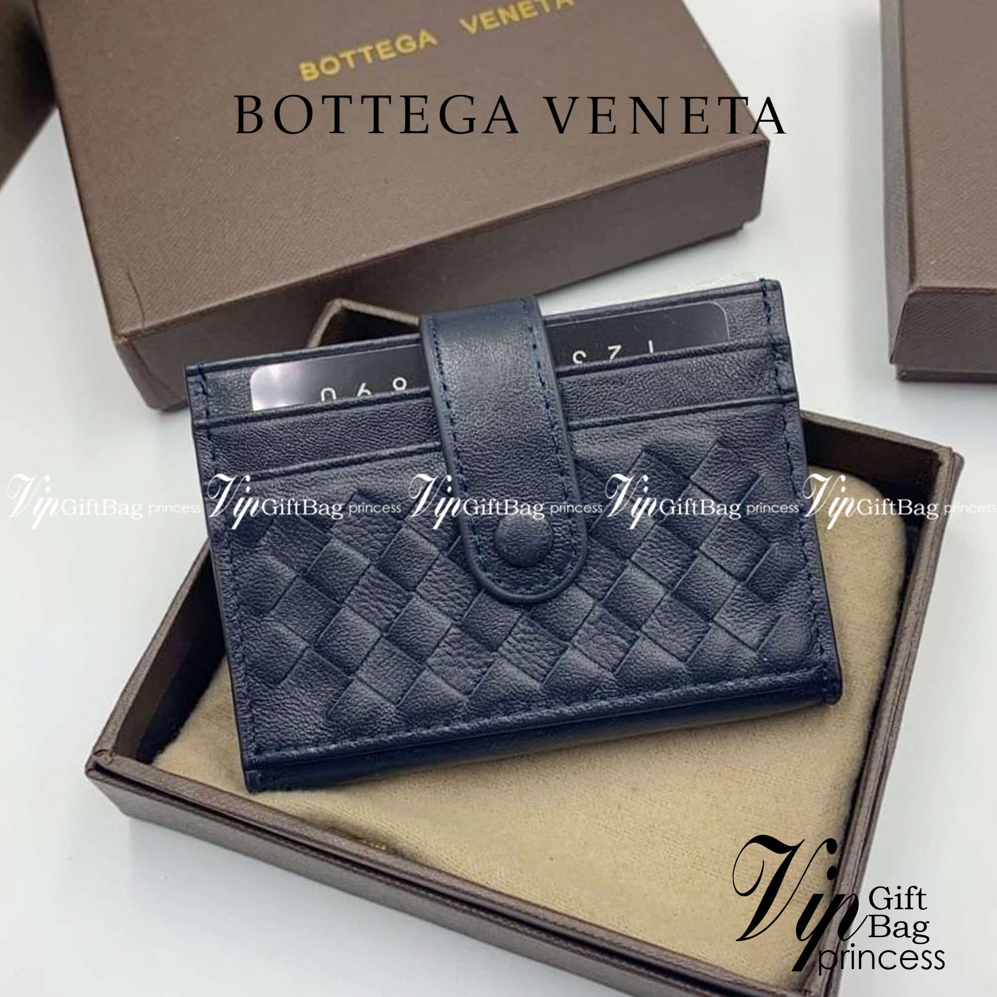 หนังแท้ BOTTEGA VENETA CARD HOLDER BI-FOLD / BV Card Holder พร้อมส่งที่ไทย กระเป๋าใส่บัตร 2 พับ รุ่นคลาสสิกที่หยิบมาใช้งานได้บ่อยที่สุด งานหนังลูกวัวแท้ทั้งใบ ใช้ทนทานได้นาน ใช้ทนทานได้นานภาพสินค้าถ่ายจากงานขายจริง ใช้งานต่างประเทศได้ค่ะ