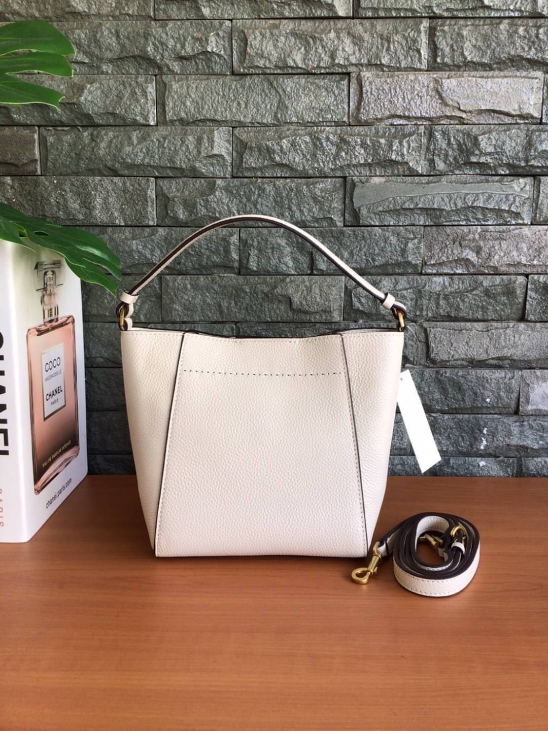 คอลเลคชั่นขายดี มากี่รอบๆ ก็หมดไวทุกรอบ!! TORY BURCH MCGRAW MINI BUCKET BAG กระเป๋าสะพาย และ ถือ คล้องแขน ทรงถัง สะพายได้ 2 ทรง ผลิตจากหนังแท้ หนังลูกวัว หนังนุ่ม หนังหอม น้ำหนักเบามากกก!! หนังลื่น นิ่มสวยมากๆ!! ด้านหน้าประดับโลโก้แบรนด์ ภายในโล่งกว้าง มี