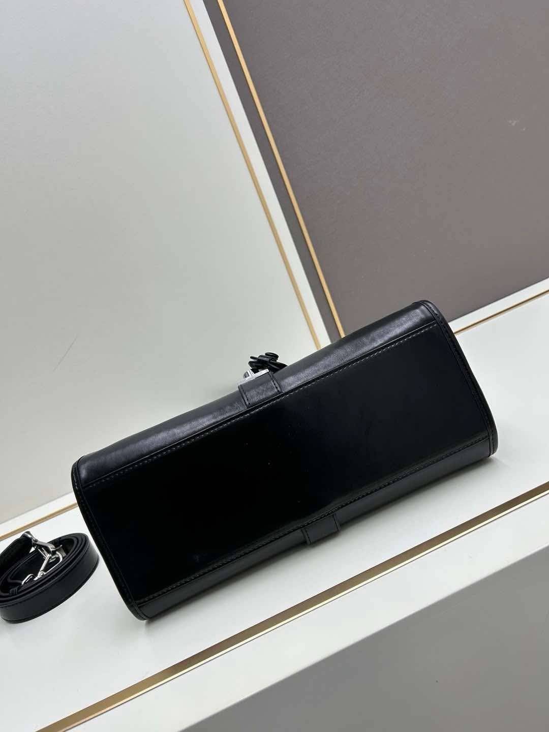 ORI หนังแท้ | Prada Medium leather tote bag 32cm กระเป๋าสะพายทรงโฮโบ คลาสสิคหนังเงาสวยหรูดูแพง ใบใหญ่กำลังดี ดีไซน์ใหม่ล่าสุด ภายในโล่งกว้าง จุของได้สบายๆ พกพาไปไหนก็สะดวก