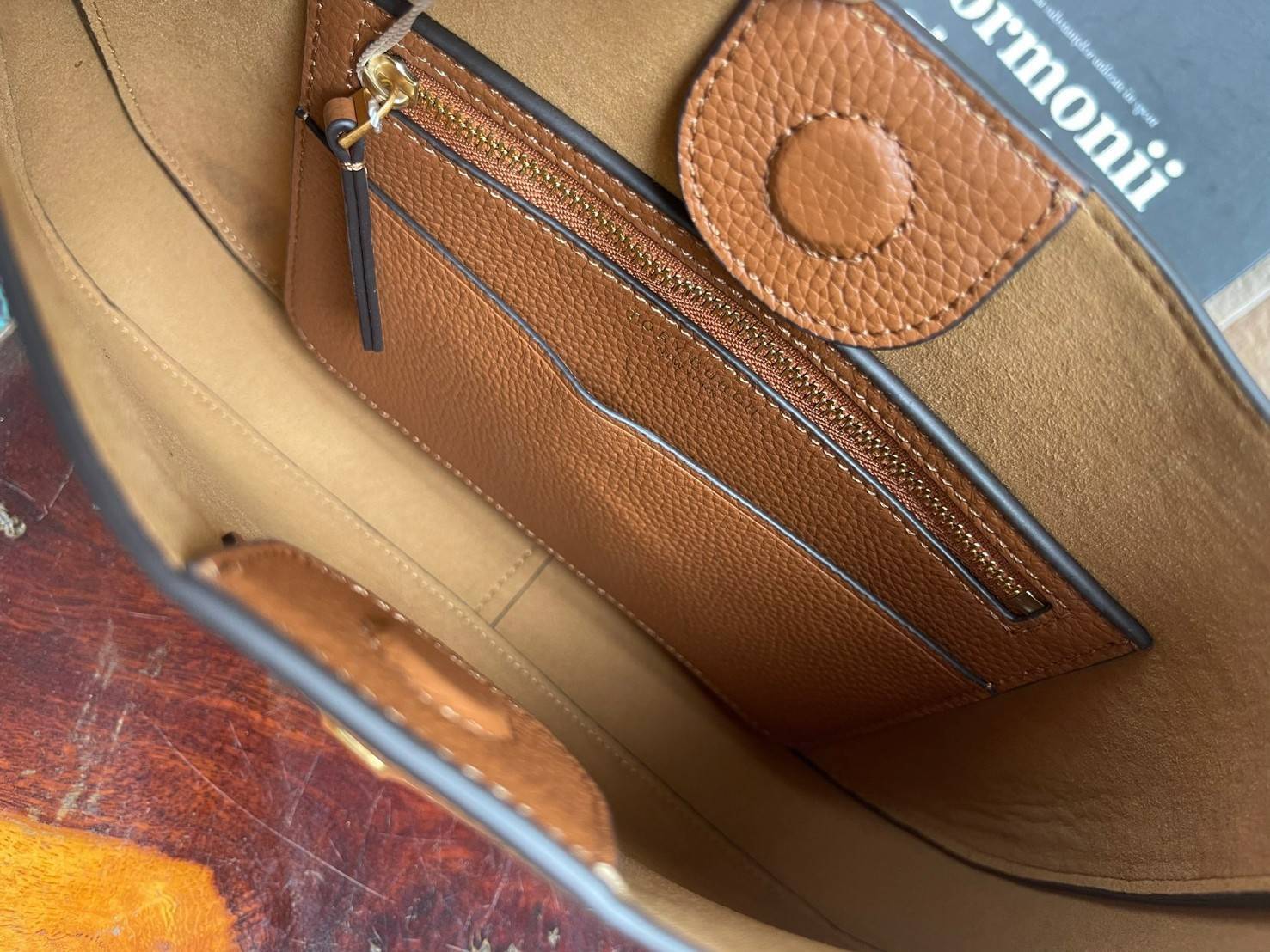 Tory Burch Miller Small Classic Shoulder Bag กระเป๋าที่เป็นได้มากกว่ากระเป๋าสะพายไหล่ โดยทางแบรนด์มีการออกแบบที่การต่อสายให้มาในลุคช์สะพายข้างได้ เป็นเอกลักษณ์ไม่ซ้ำใคร รูปทรงคลาสสิค เปิดปิดด้วยแม่เหล็กเพิ่มความปลอดภัย วัสดุหนังวัวแท้นุ่มต่อผิวสัมผัส มาคู