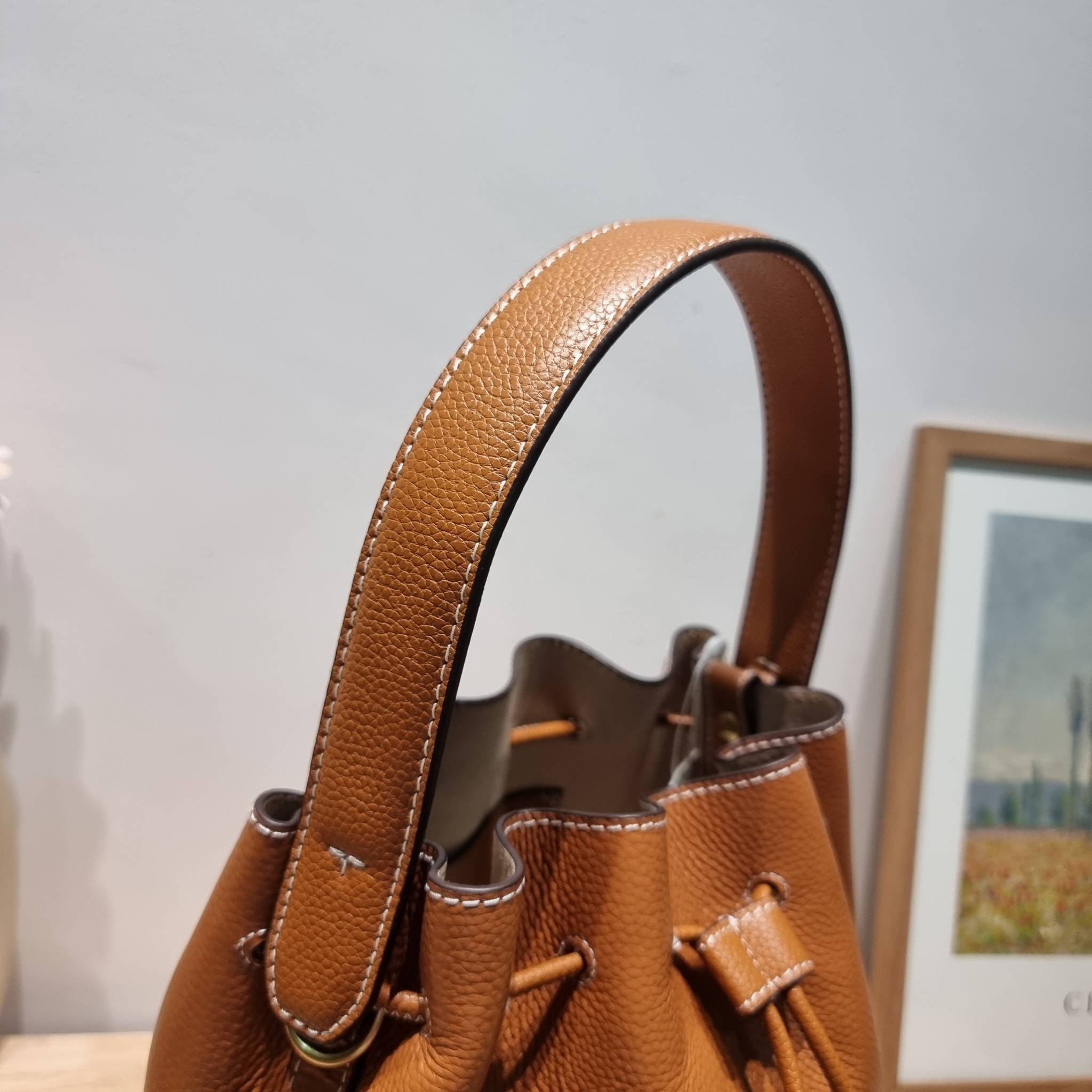 TORY BURCH MILLER BUCKET BAG / Tory Burch Bag รุ่นยอดนิยม สวยหรู ดูผู้ดี กับกระเป๋าสะพายบัคเก็ตใบใหญ่ โดดเด่นด้วยโลโก้สีทอง รูปทรงคลาสสิค